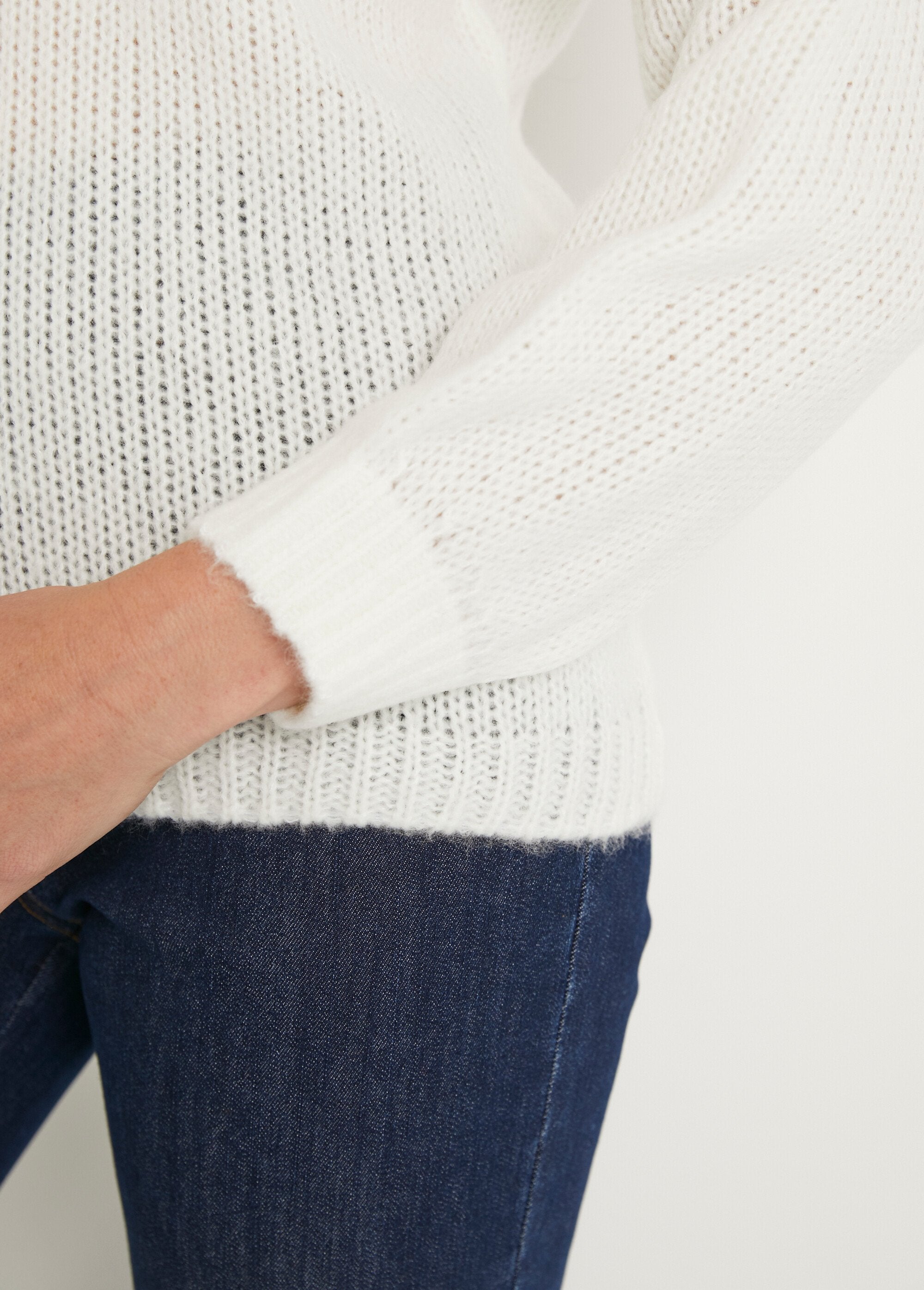 Loose-fitting_round-neck_sweater_Ecru_DE2_slim