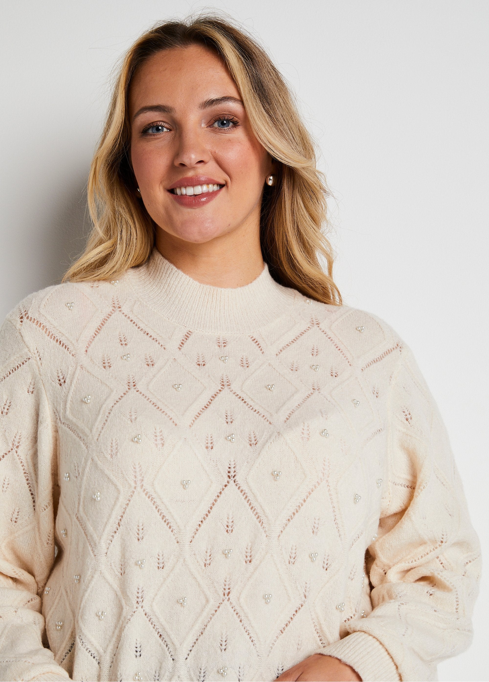 Pull_doux_ajouré_perlé_col_montant_Ecru_DE1_curvy