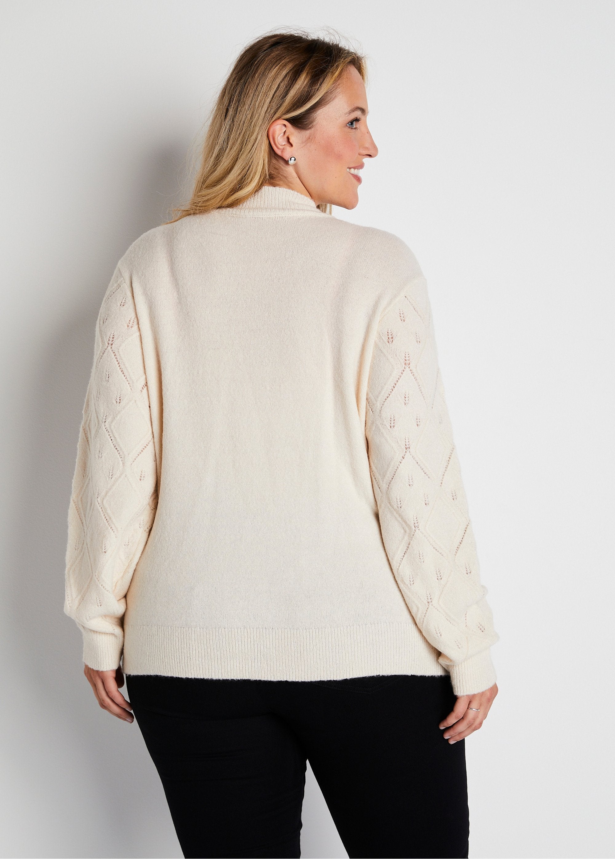 Pull_doux_ajouré_perlé_col_montant_Ecru_DO1_curvy