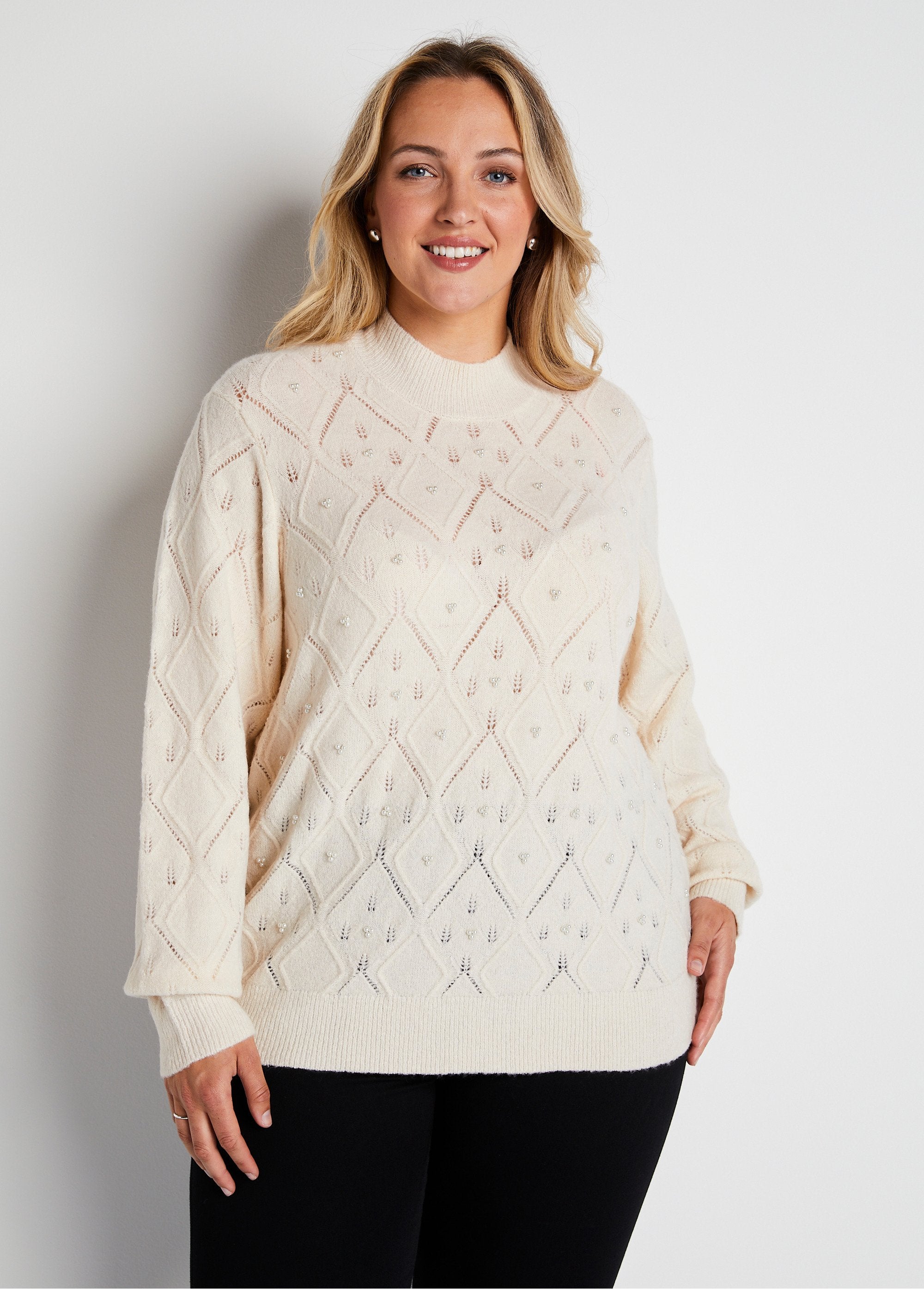 Pull_doux_ajouré_perlé_col_montant_Ecru_FA1_curvy