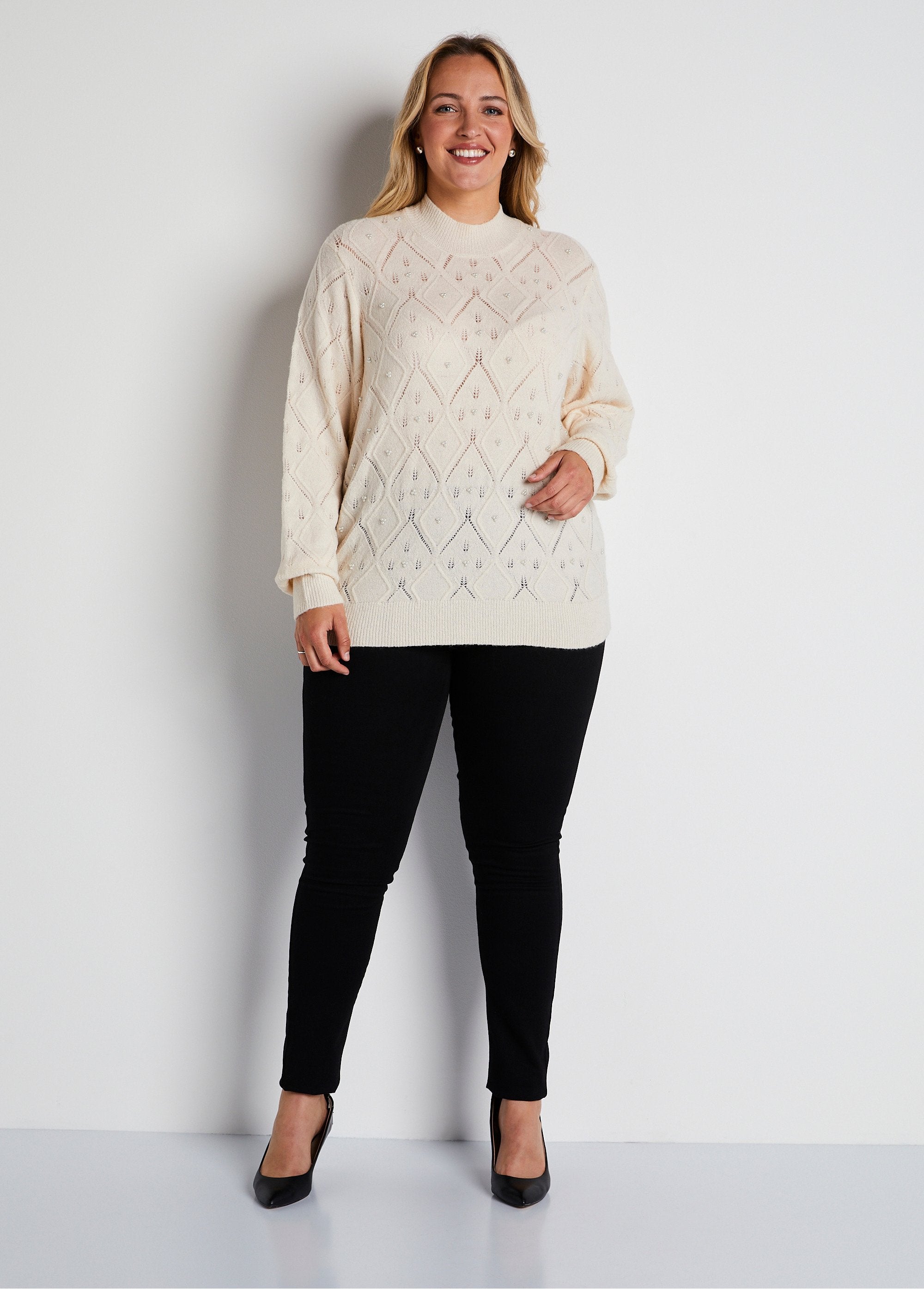 Pull_doux_ajouré_perlé_col_montant_Ecru_SF1_curvy