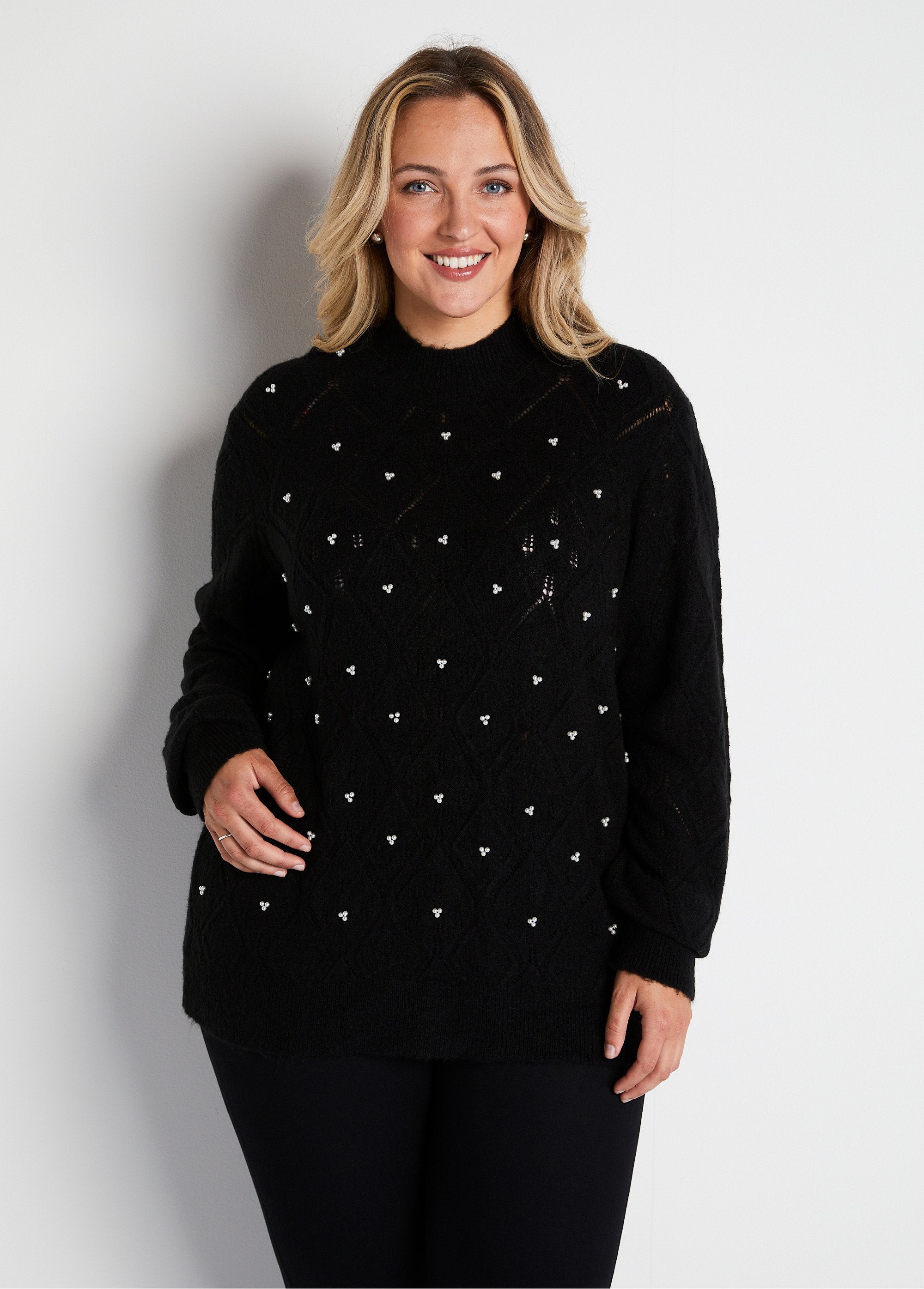 Pull_doux_ajouré_perlé_col_montant_Noir_FA1_curvy