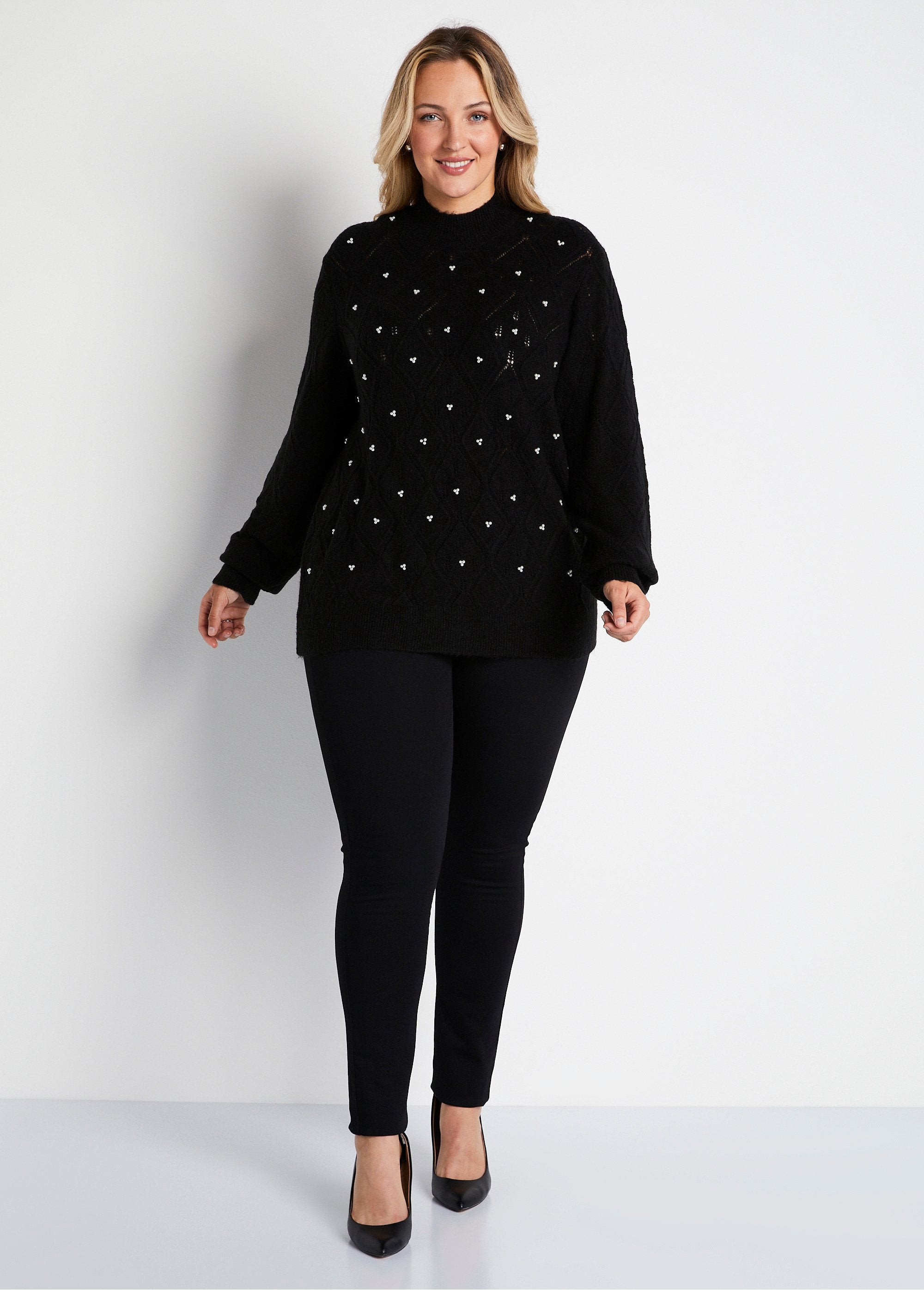 Pull_doux_ajouré_perlé_col_montant_Noir_SF1_curvy