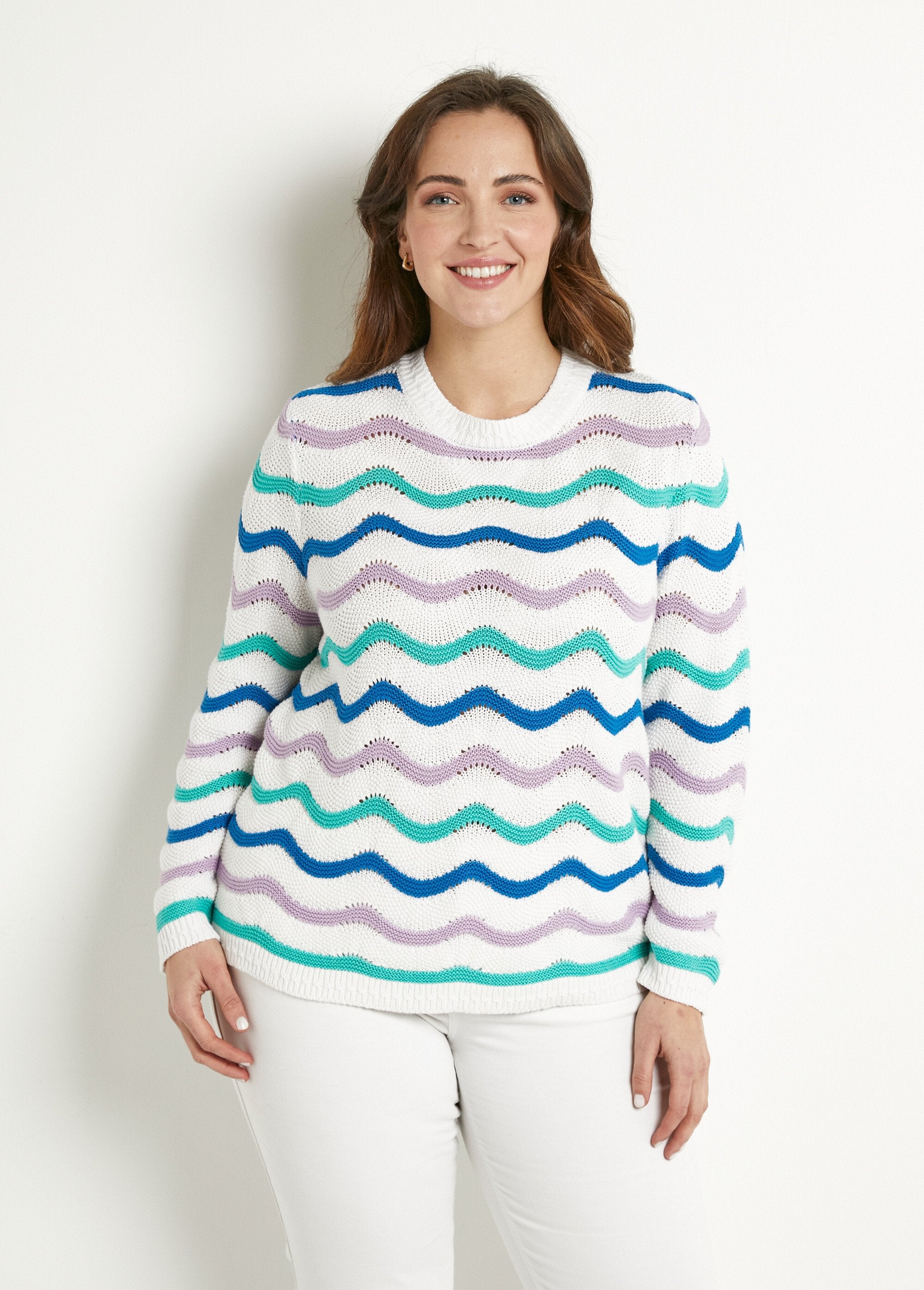 Pull_doux_col_rond_reliefé_rayé_point_mousse_Fond_ecru_FA1_curvy