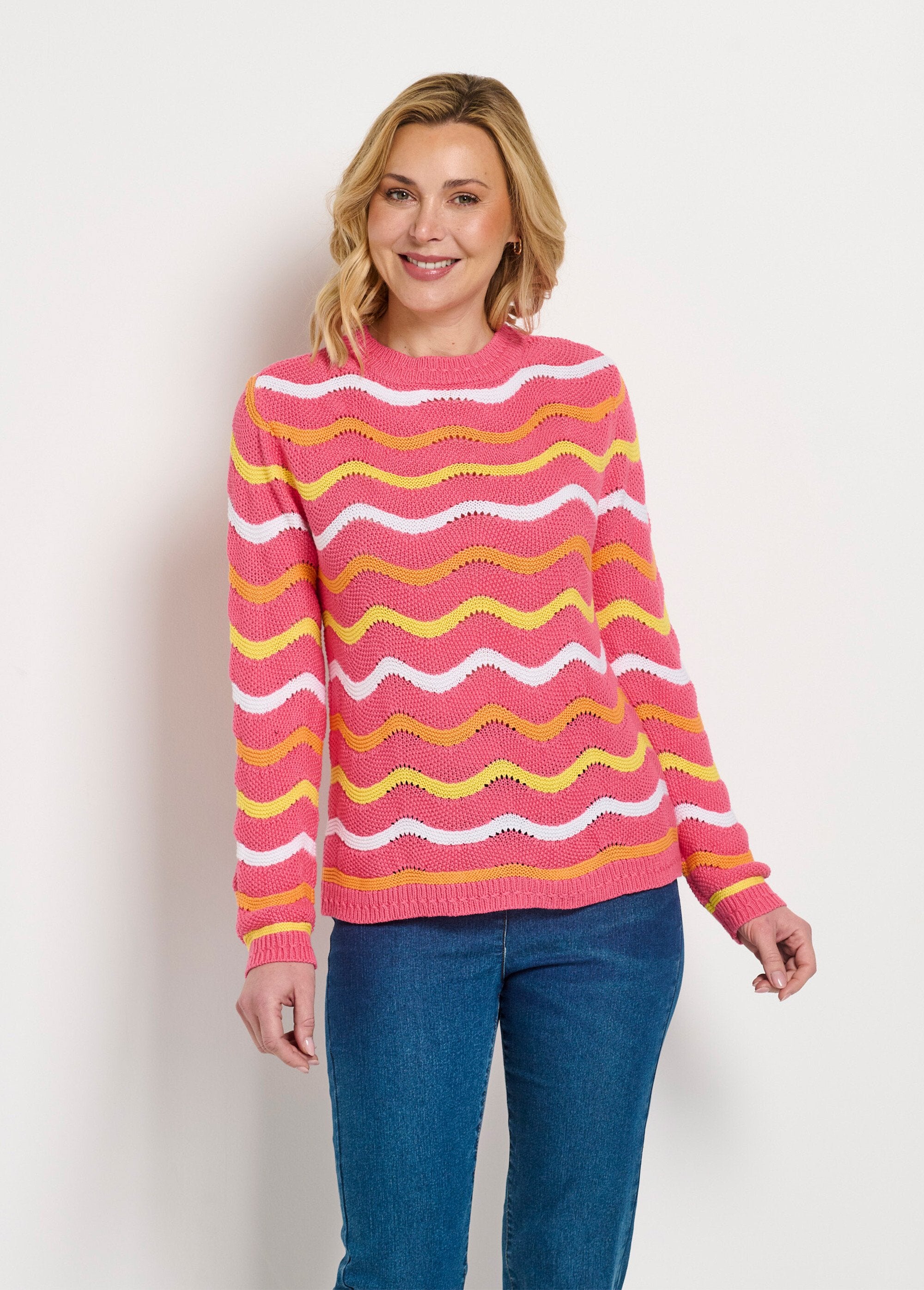 Pull_doux_col_rond_reliefé_rayé_point_mousse_Fond_rose_FA1_slim