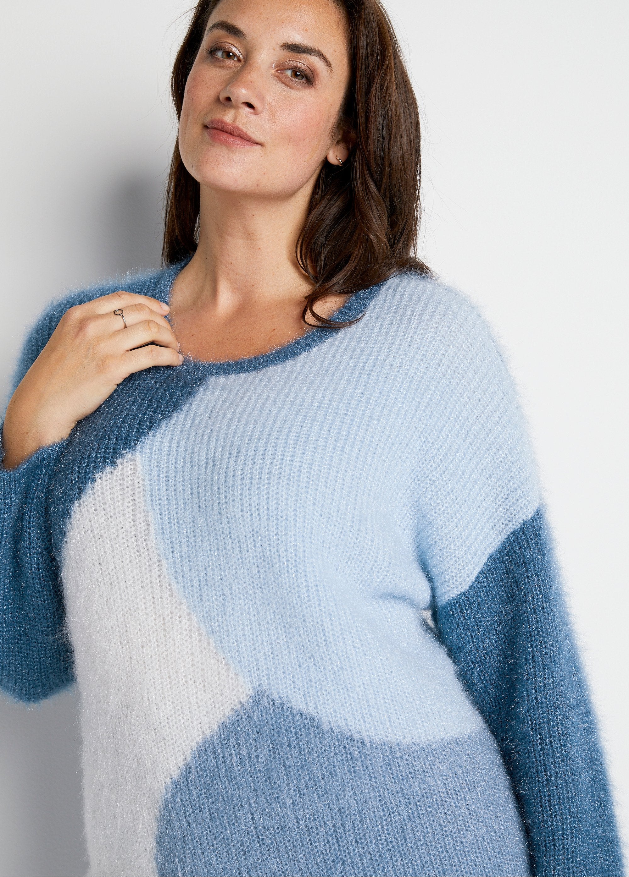 Zacht_gebreide_colourblock_trui_Blauw_en_ecru_DE1_curvy