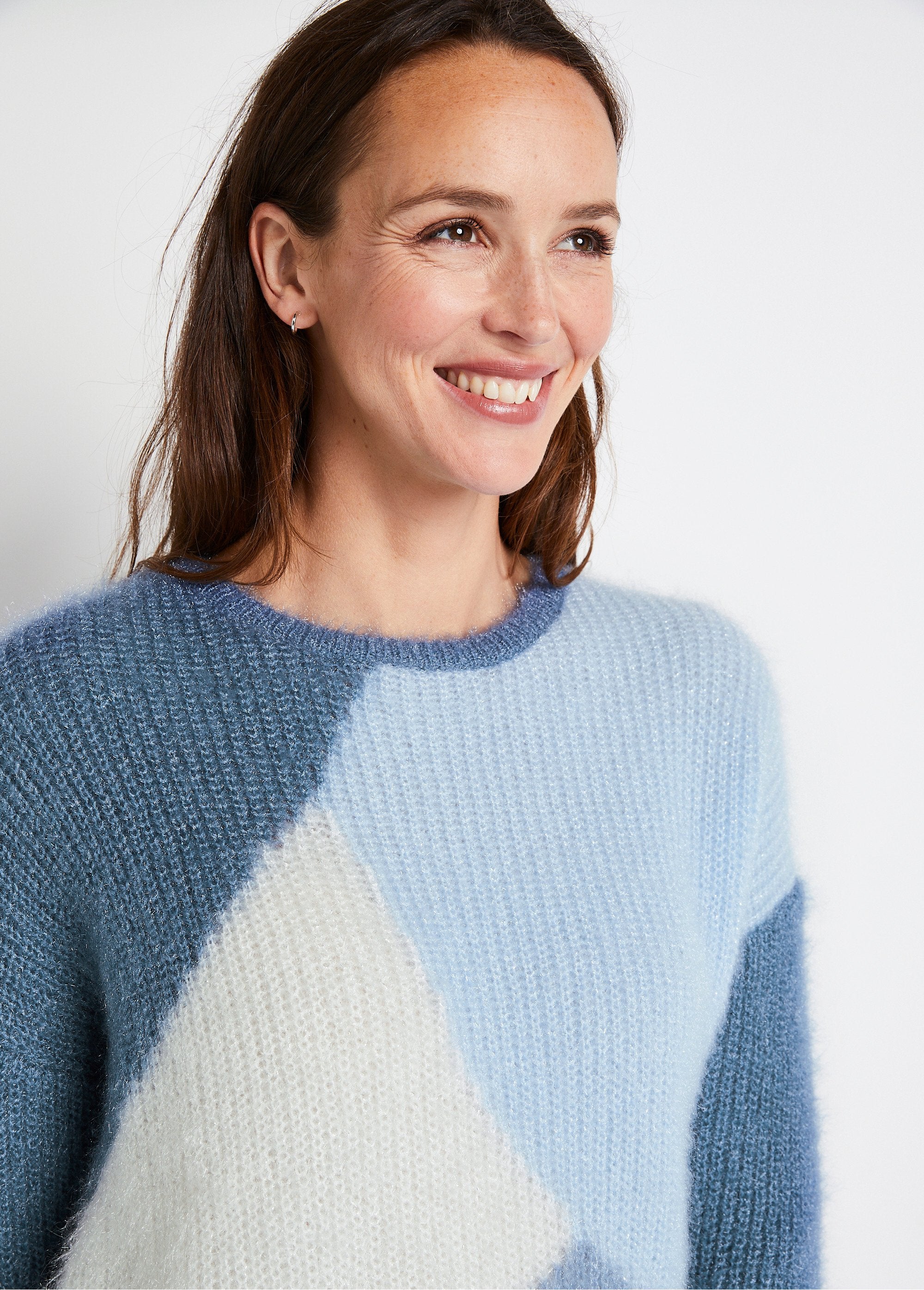 Zacht_gebreide_colourblock_trui_Blauw_en_ecru_DE1_slim