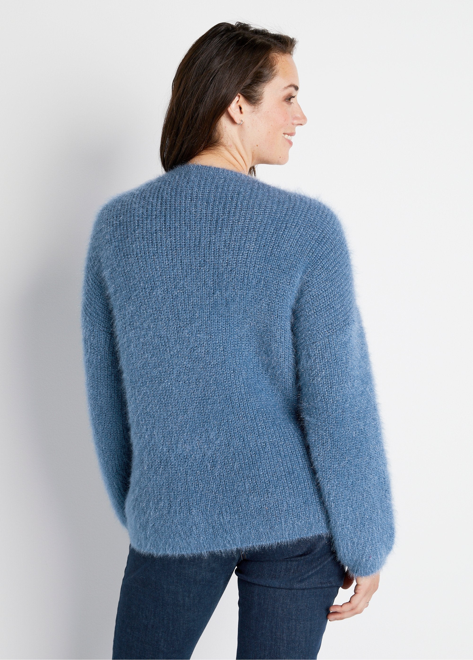 Zacht_gebreide_colourblock_trui_Blauw_en_ecru_DO1_curvy