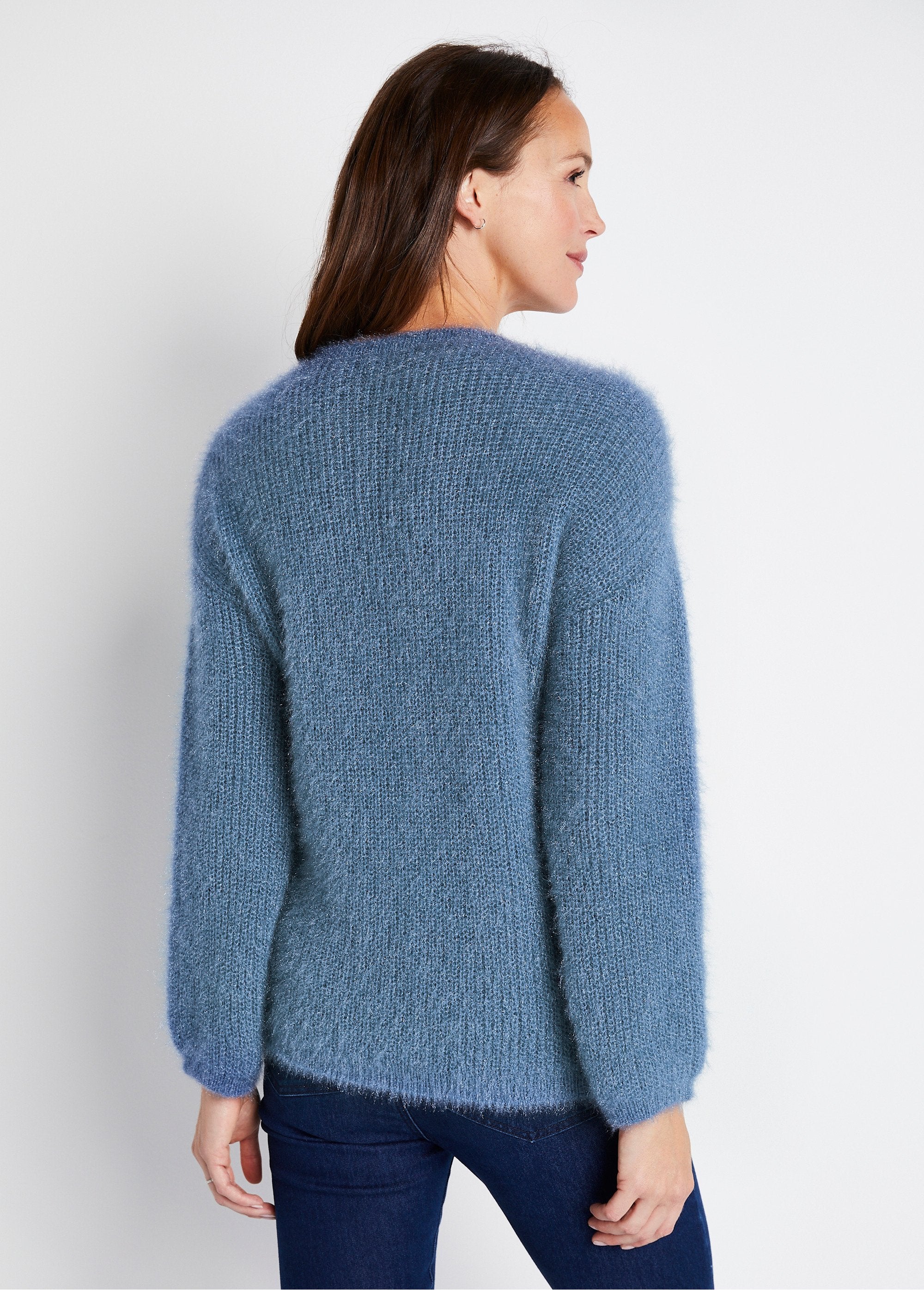 Zacht_gebreide_colourblock_trui_Blauw_en_ecru_DO1_slim