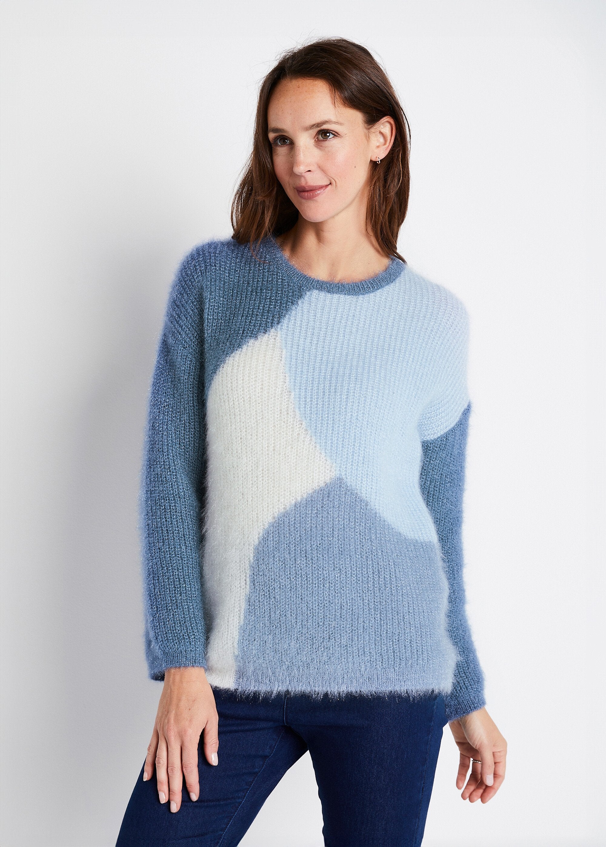 Zacht_gebreide_colourblock_trui_Blauw_en_ecru_FA1_slim