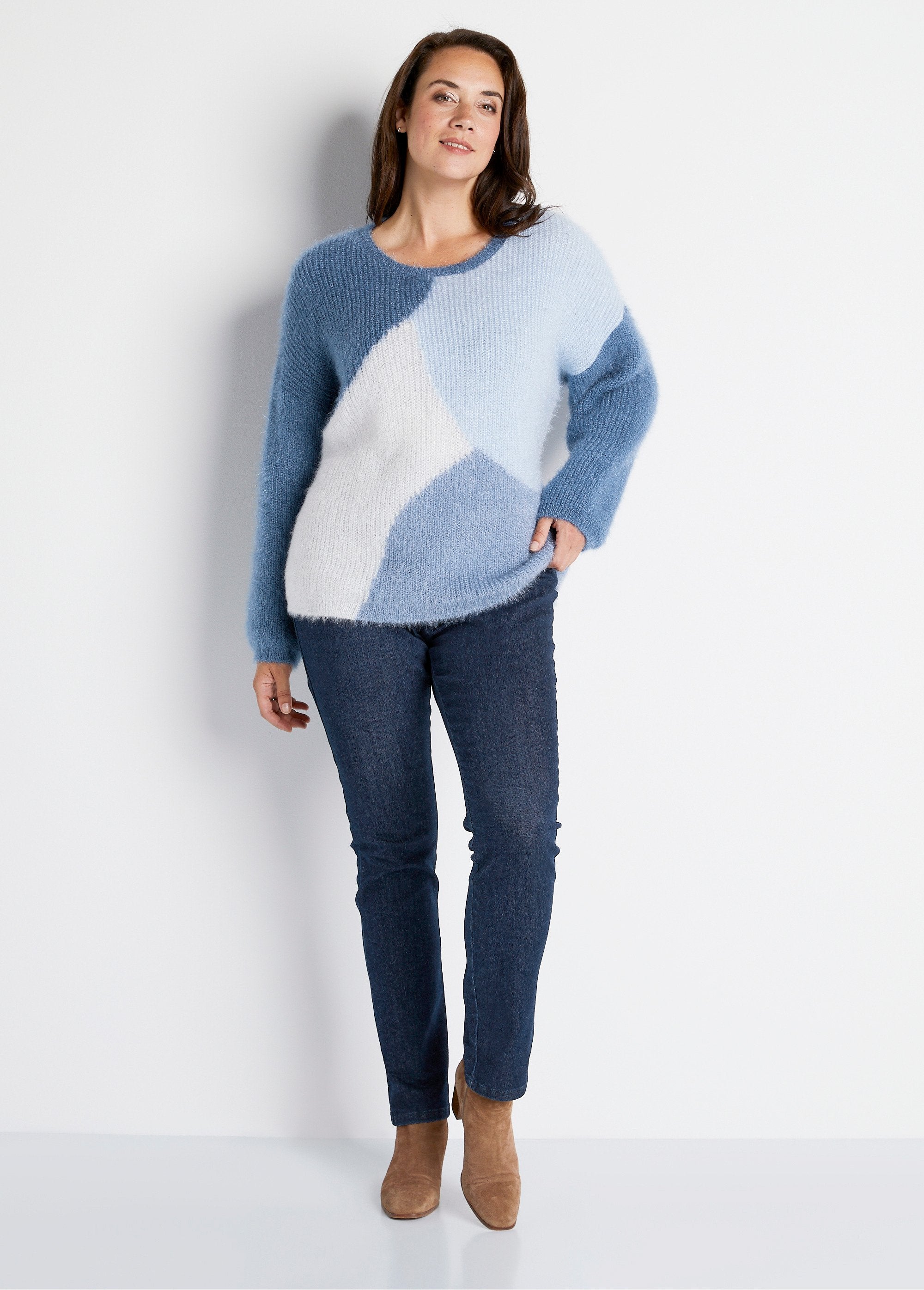 Zacht_gebreide_colourblock_trui_Blauw_en_ecru_SF1_curvy