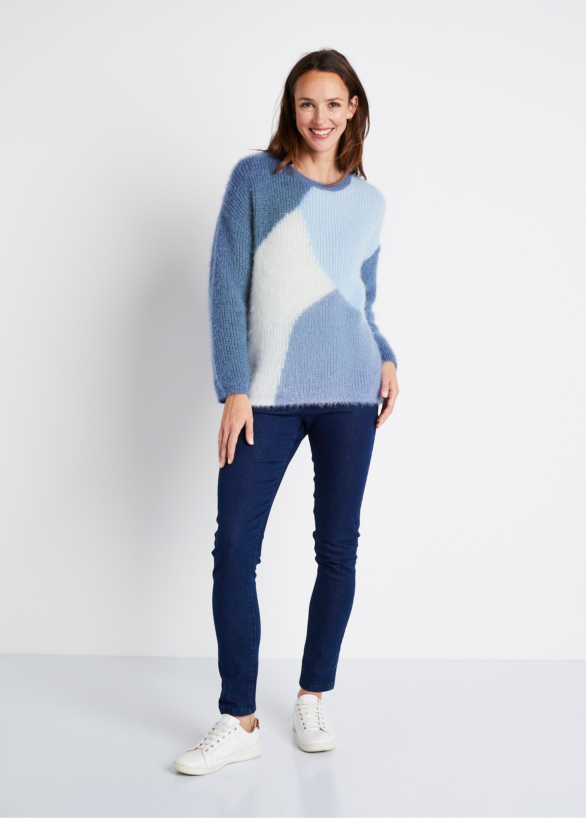 Zacht_gebreide_colourblock_trui_Blauw_en_ecru_SF1_slim