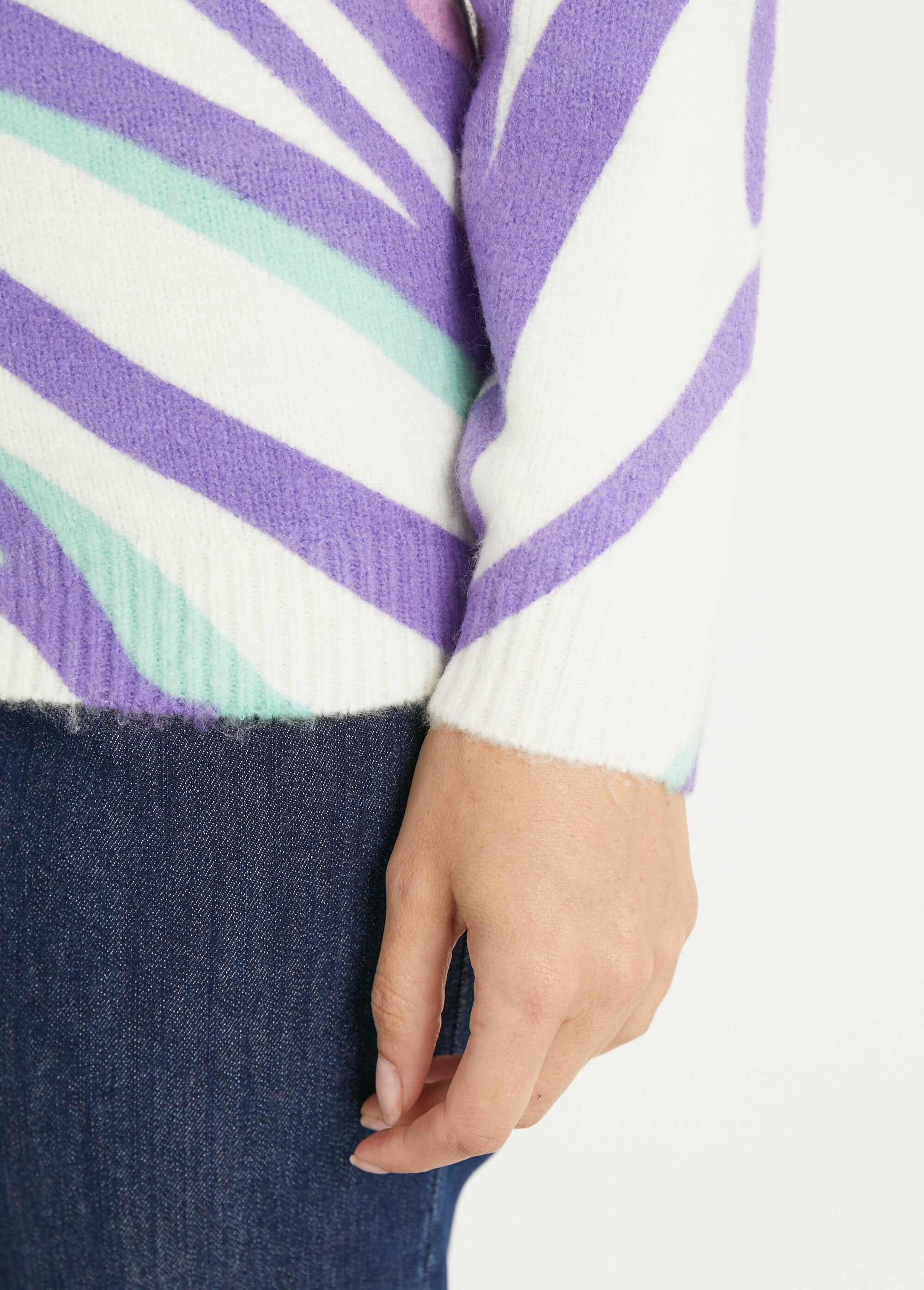 Pull_doux_court_col_rond_imprimé_graphique_Ecru_et_violet_DE2_slim