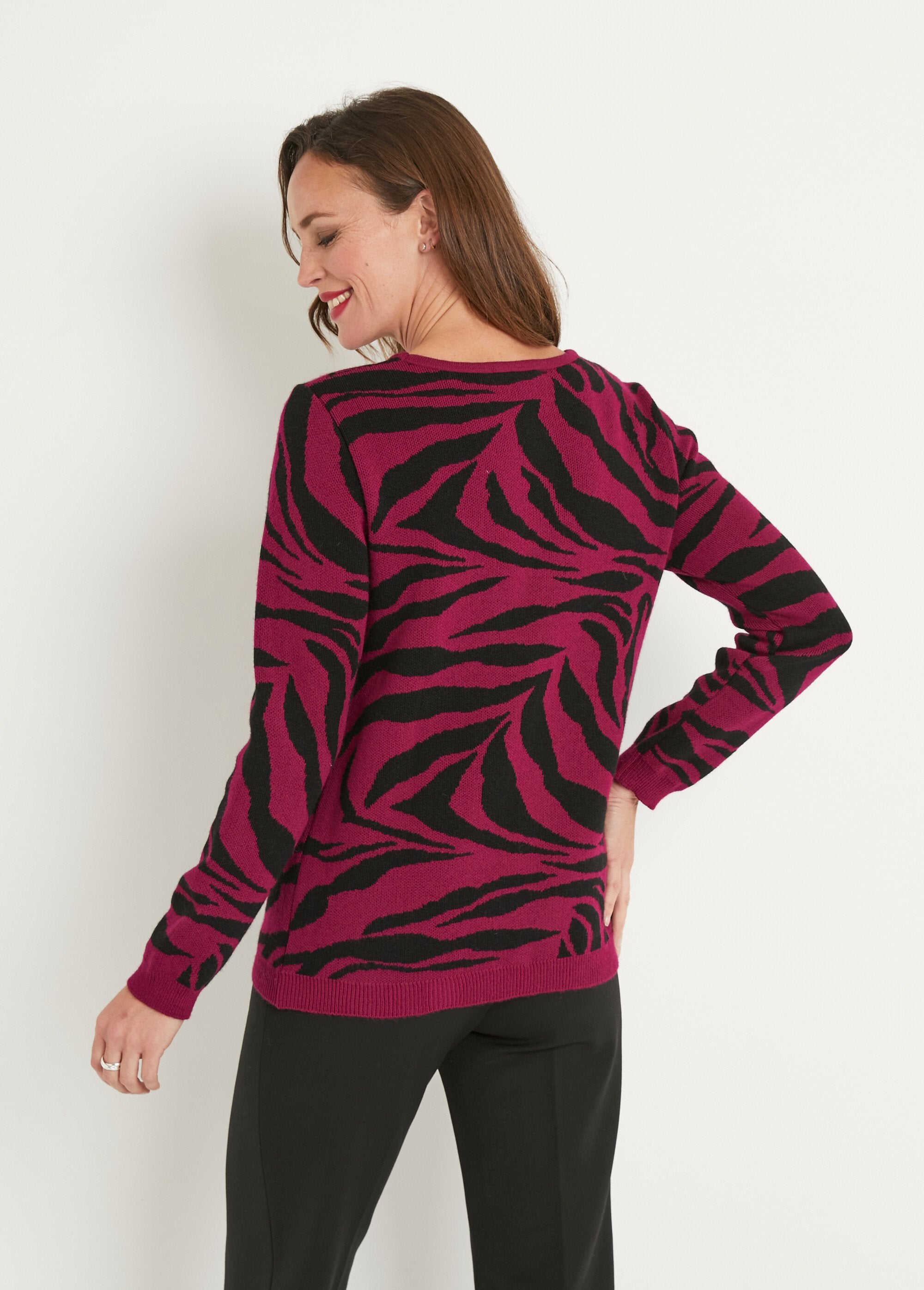 Zachte_jacquard_zebra_trui_met_ronde_hals_Cassis_et_noir_DO1_slim