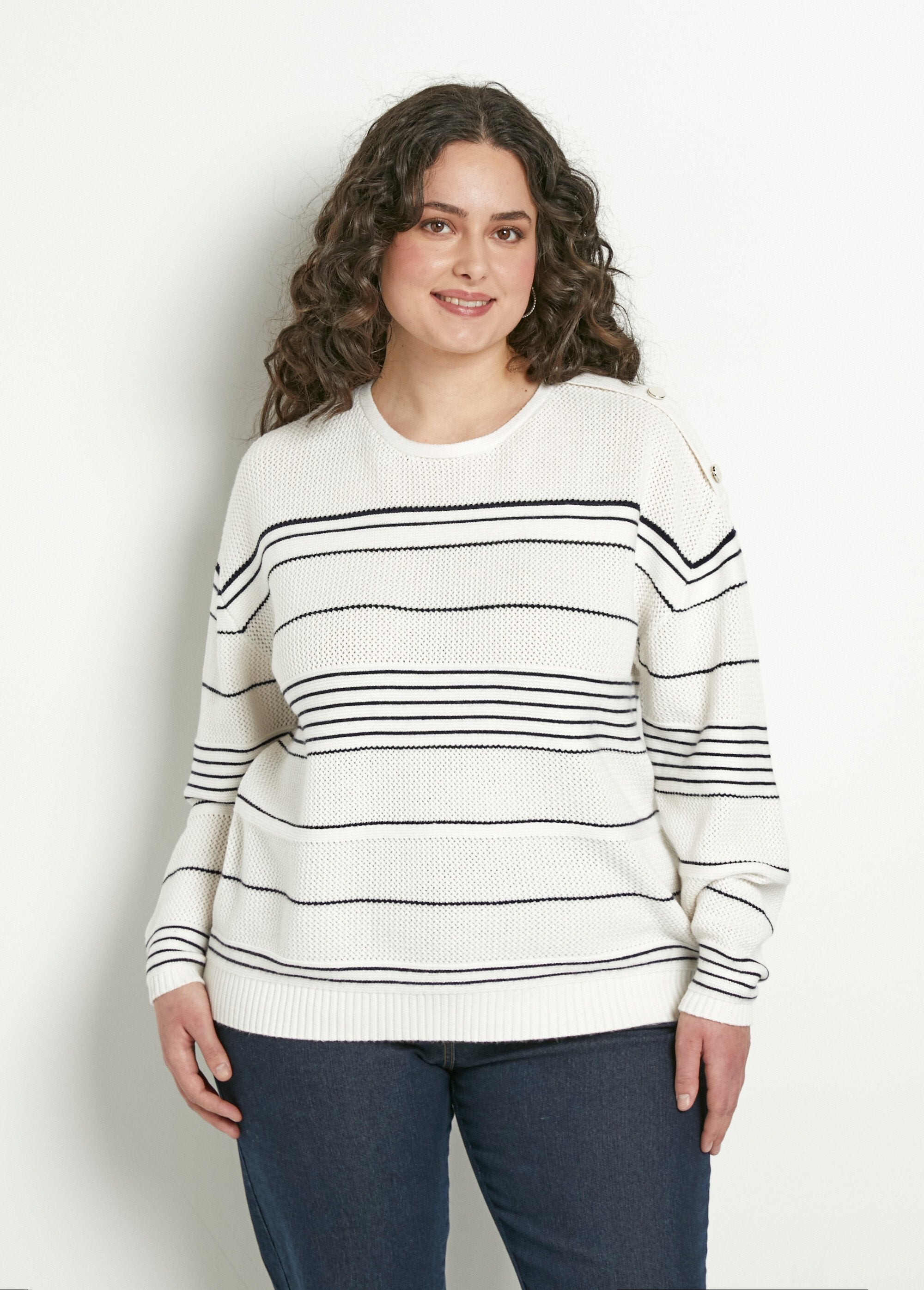 Pull_doux_rayé_col_rond_esprit_marinière_Ecru_et_marine_FA1_curvy