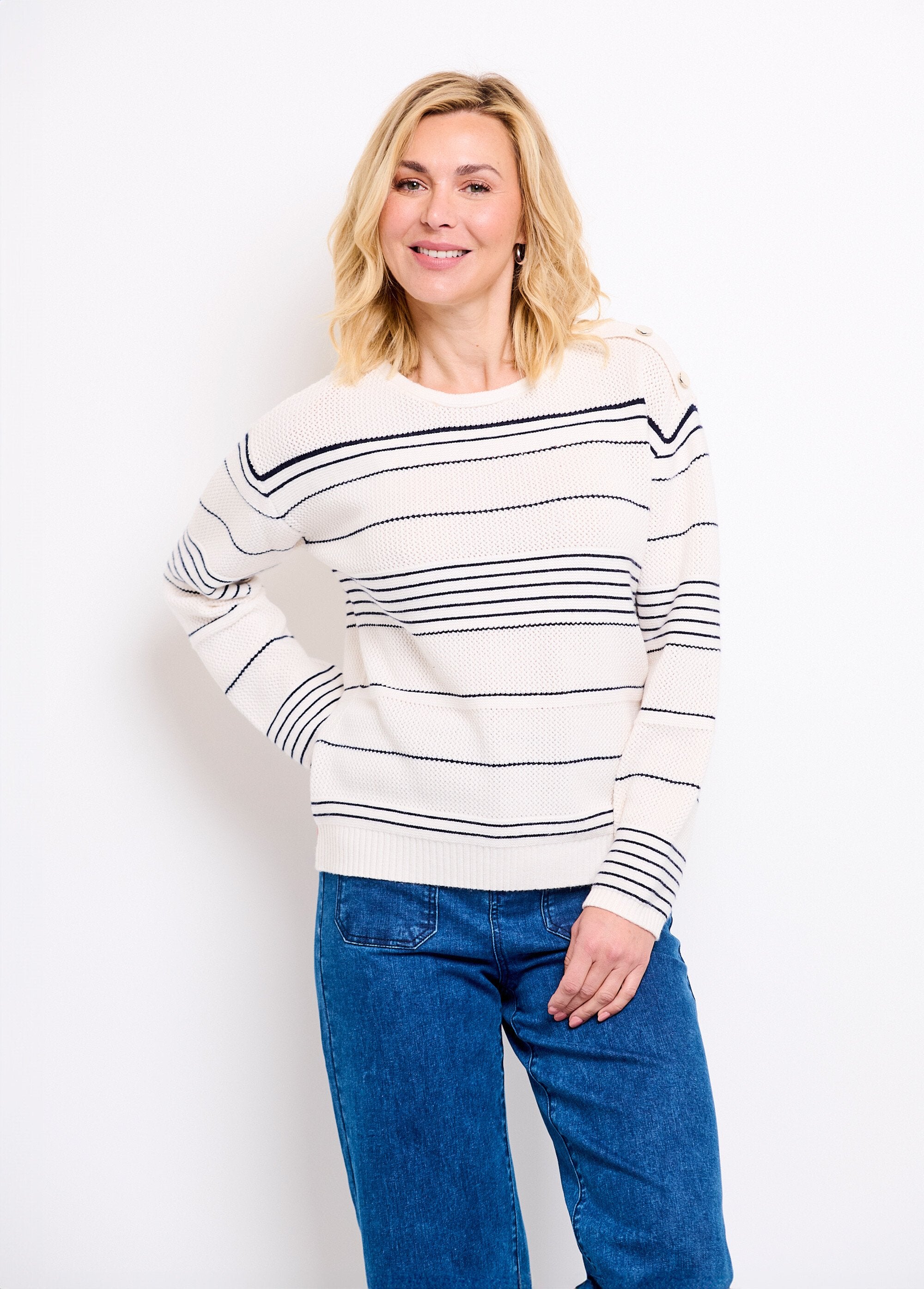 Pull_doux_rayé_col_rond_esprit_marinière_Ecru_et_marine_FA2_slim