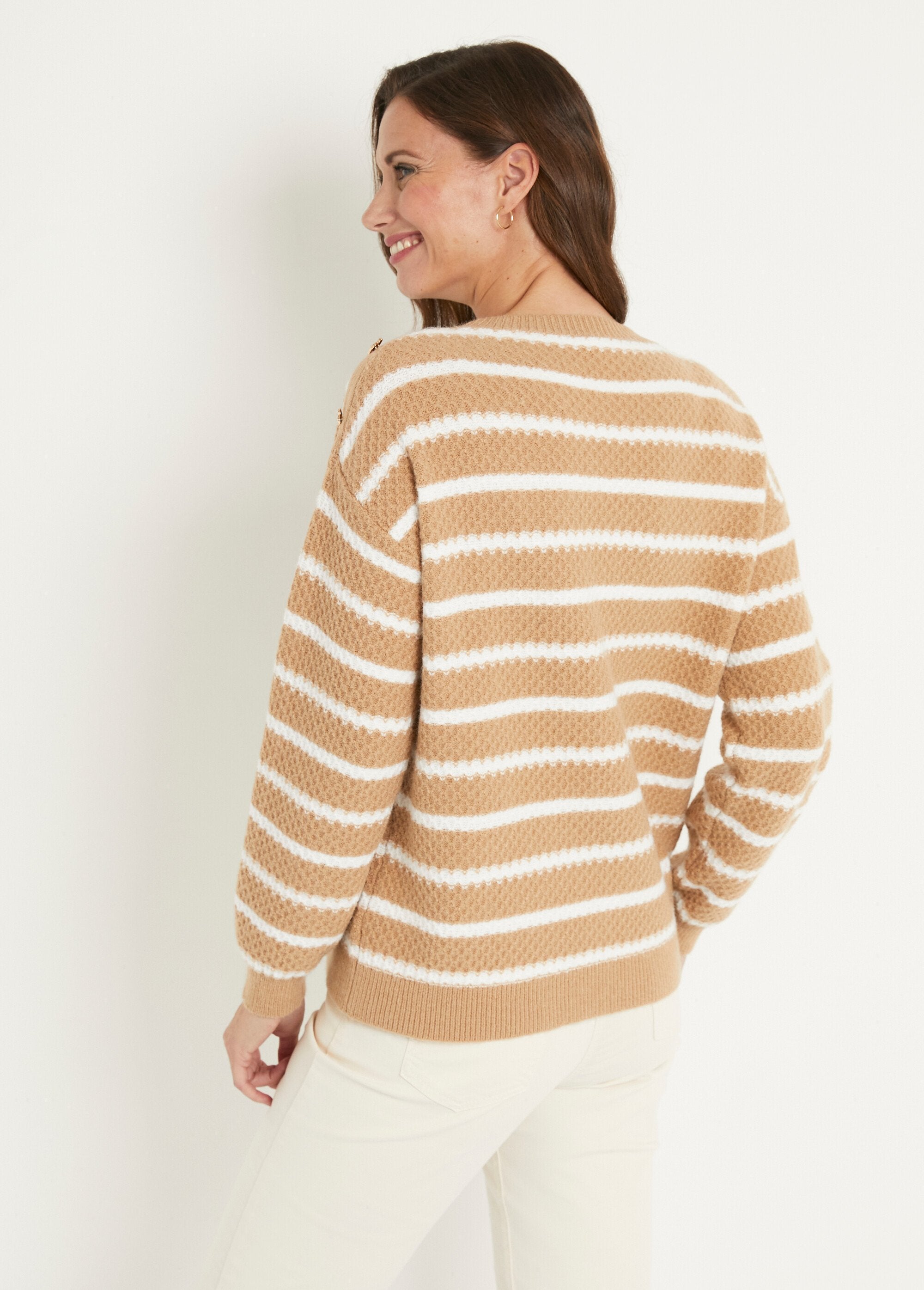 Pull_doux_rayé_col_rond_maille_fantaisie_Camel_et_ecru_DO1_slim