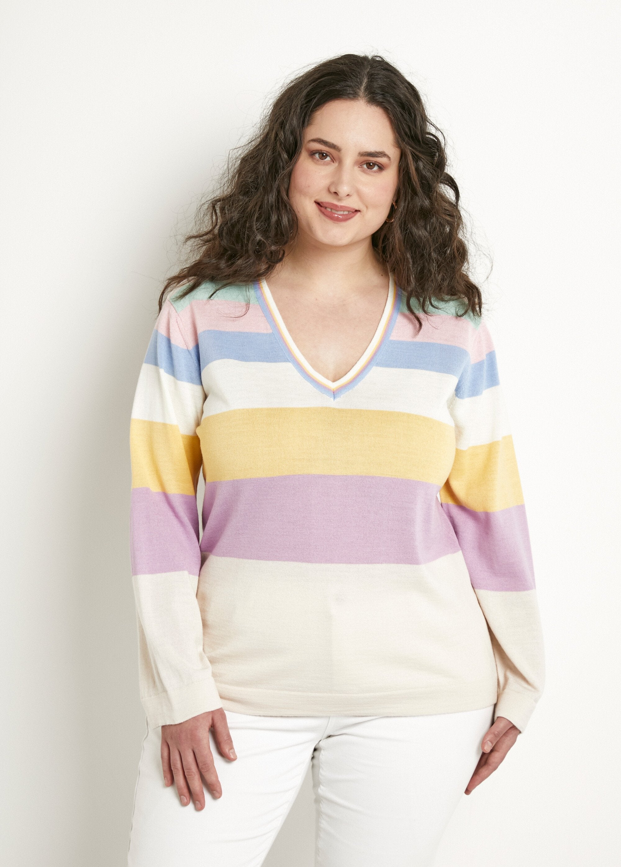 Pull_doux_rayé_col_V_laine_mérinos_Multicolore_FA1_curvy