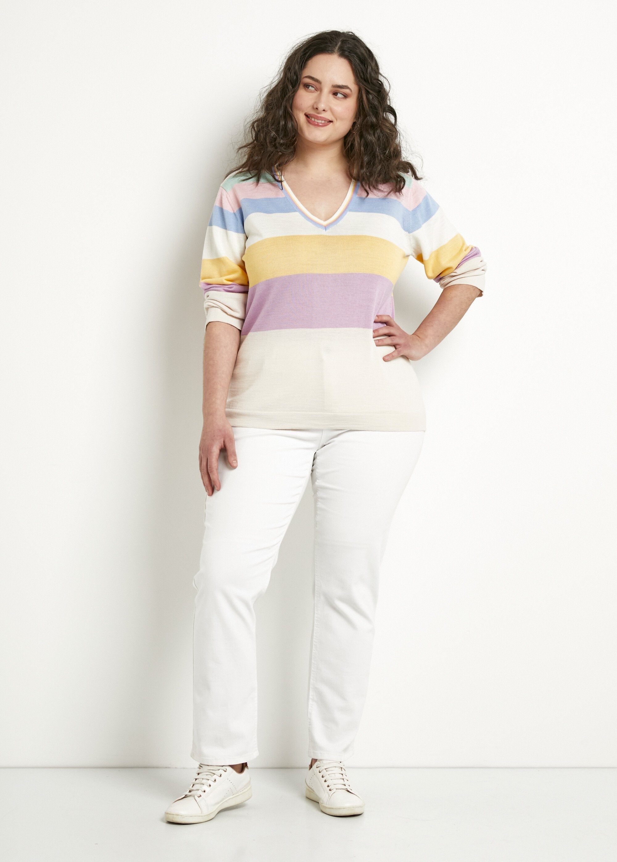 Pull_doux_rayé_col_V_laine_mérinos_Multicolore_SF1_curvy