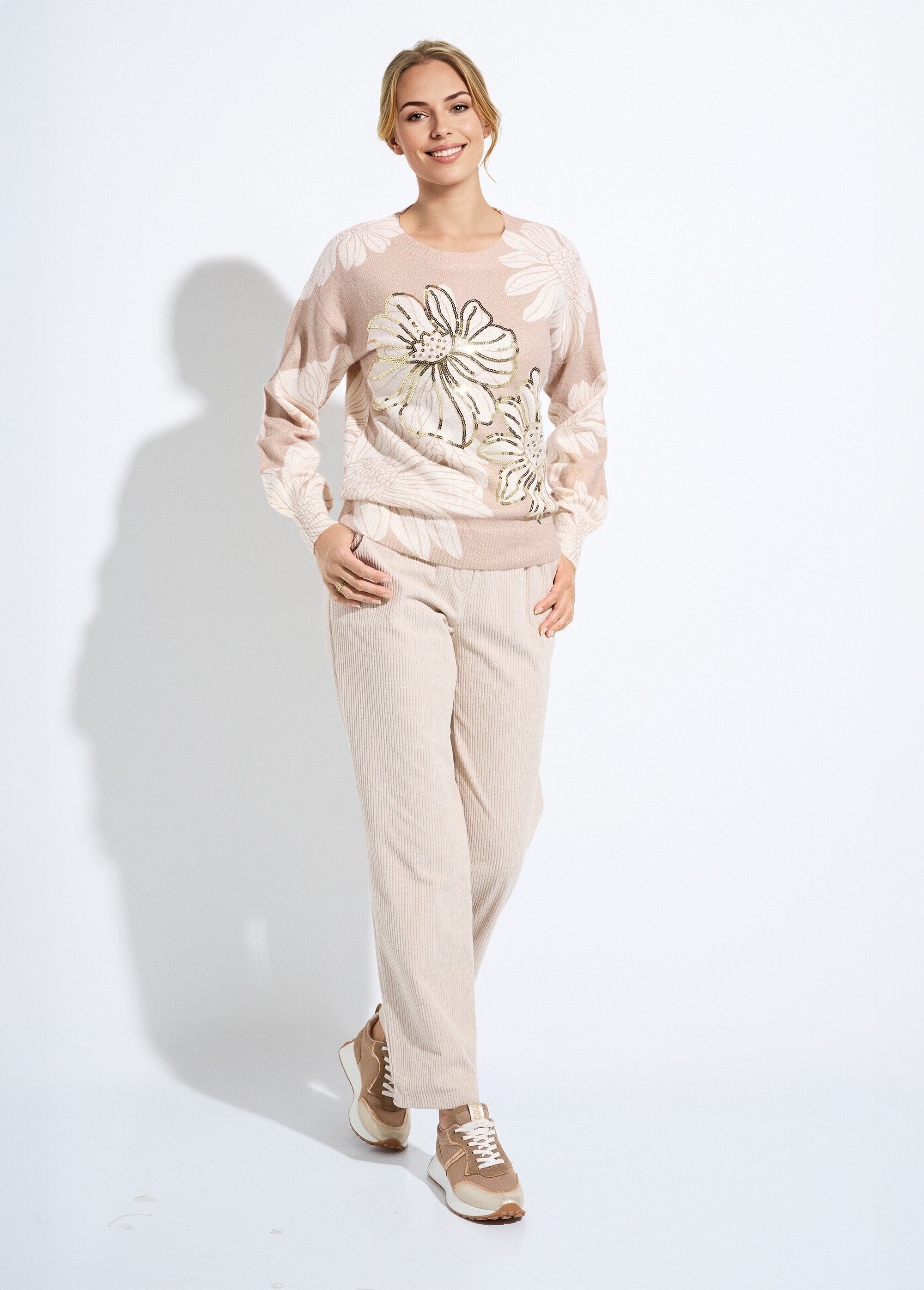 Trui_met_dunne_lovertjes_en_bloemenprint,_ronde_hals_Beige_SF1_slim
