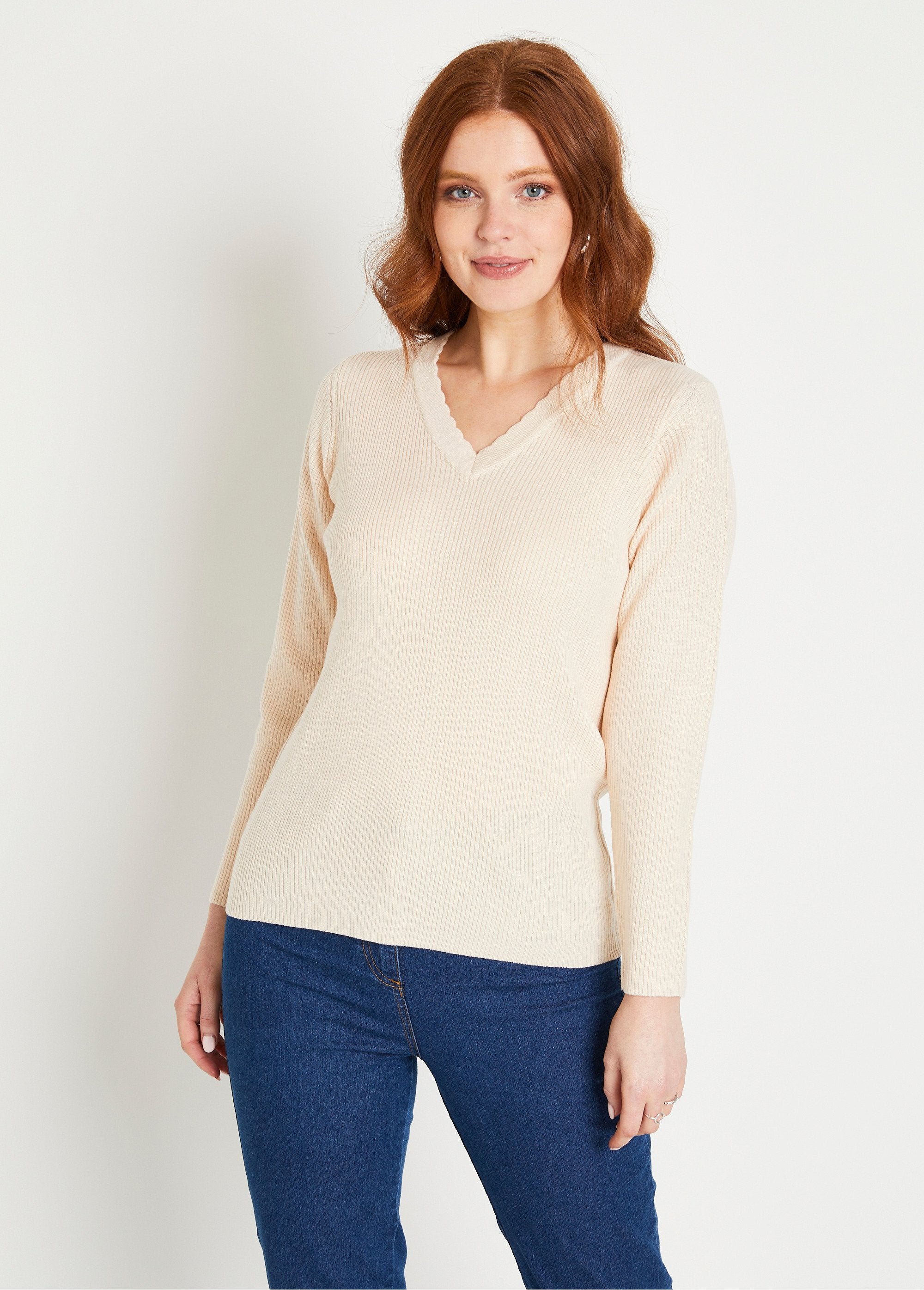 Trui_met_dunne_ribgebreide_V-hals_Beige_FA1_slim