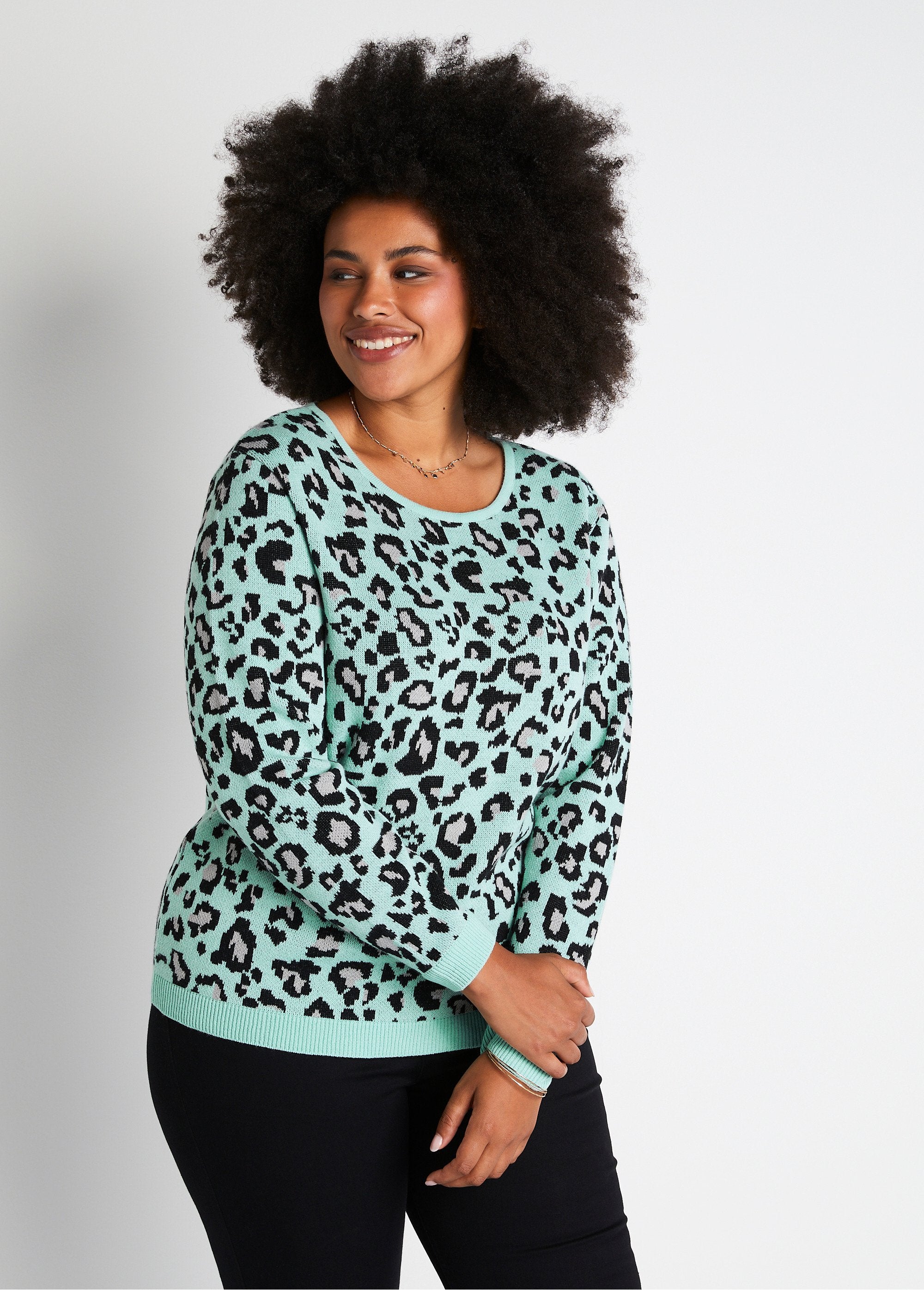 Jersey_jacquard_leopardo_cuello_redondo_ónix_y_negro_FA1_curvy