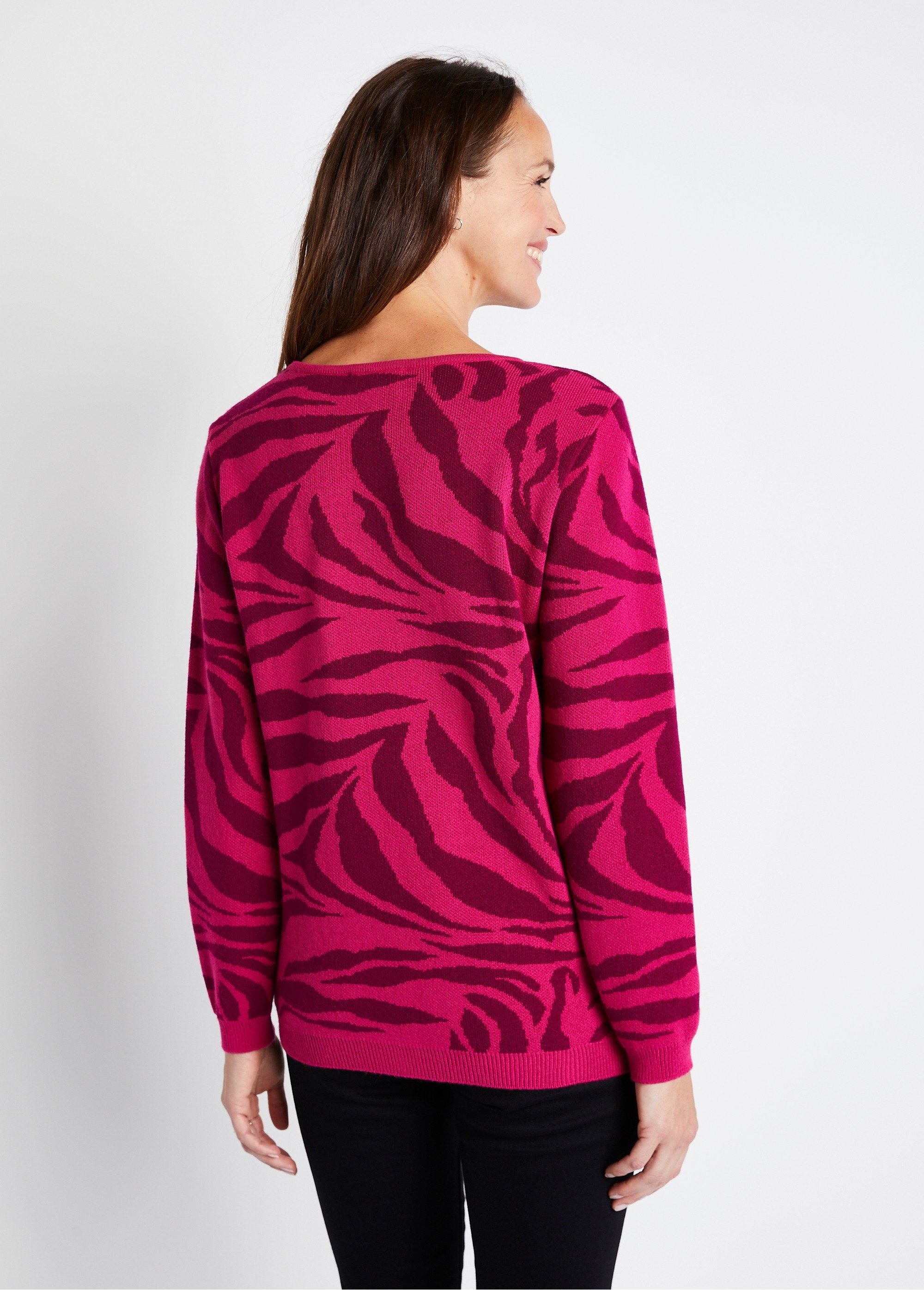 Zachte_jacquard_zebra_trui_met_ronde_hals_Fuchsia_en_zwarte_bessen_DO1_slim