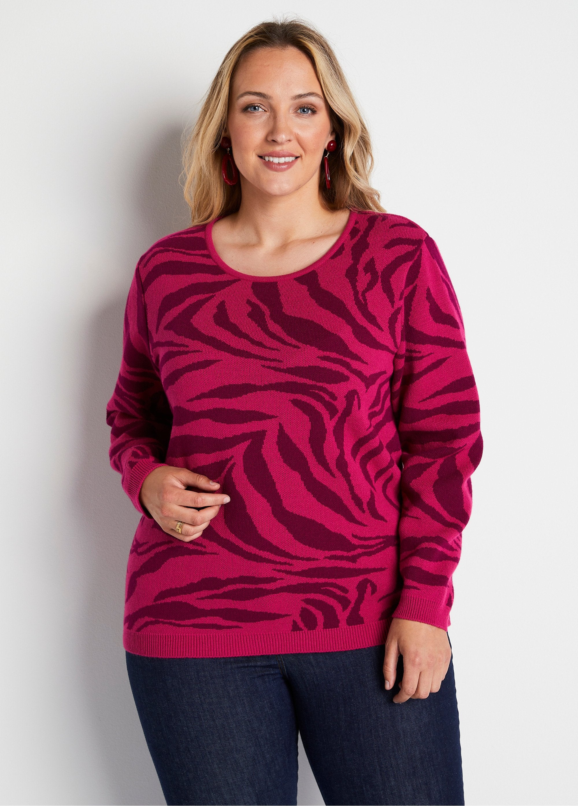 Zachte_jacquard_zebra_trui_met_ronde_hals_Fuchsia_en_zwarte_bessen_FA1_curvy