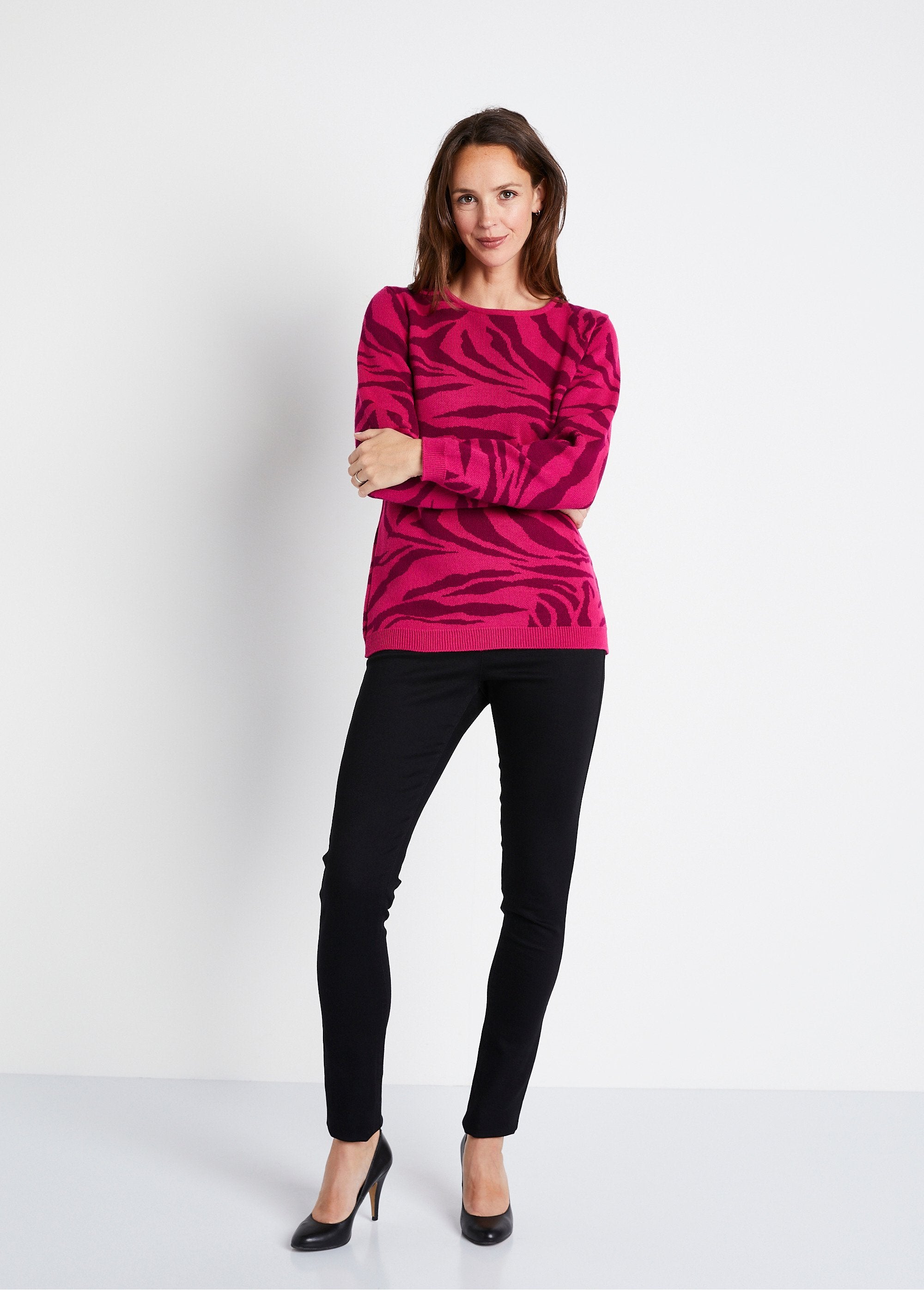 Zachte_jacquard_zebra_trui_met_ronde_hals_Fuchsia_en_zwarte_bessen_SF1_slim