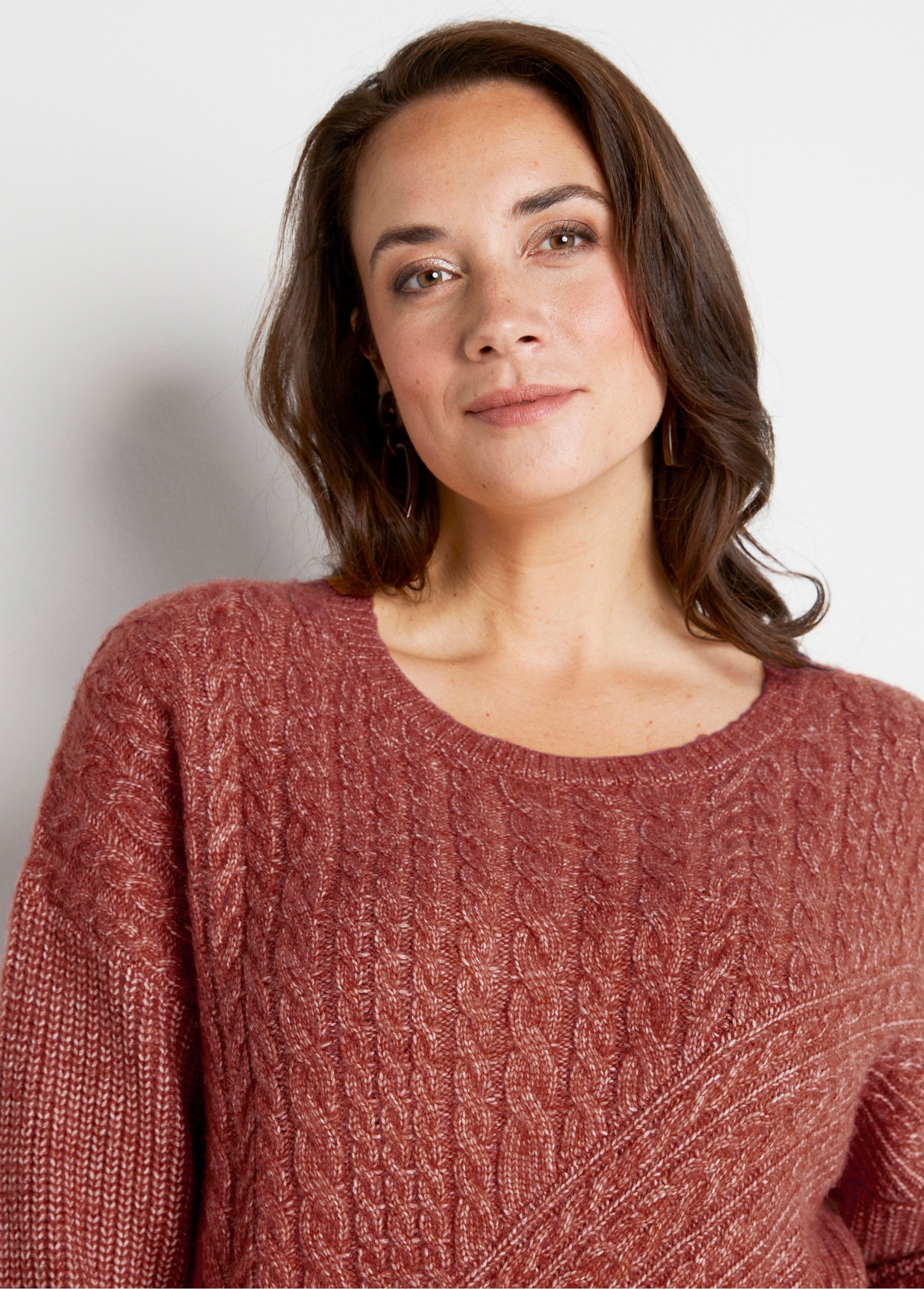 Round_neck_twisted_beaded_heather_knit_sweater_Tomette_DE2_curvy