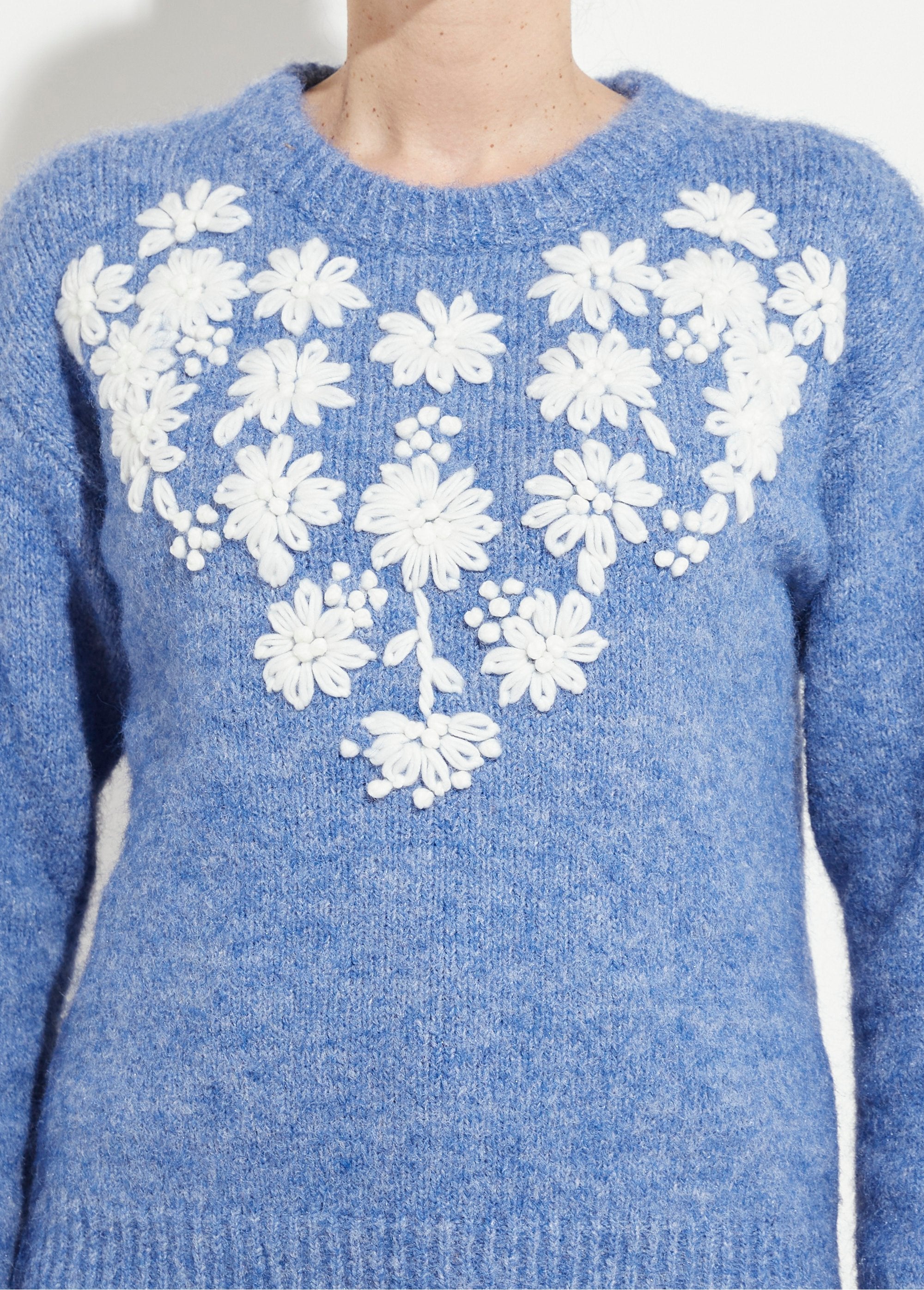 Zachte_trui_met_ronde_hals_en_geborduurde_bloemen_Bleu_DE1_slim