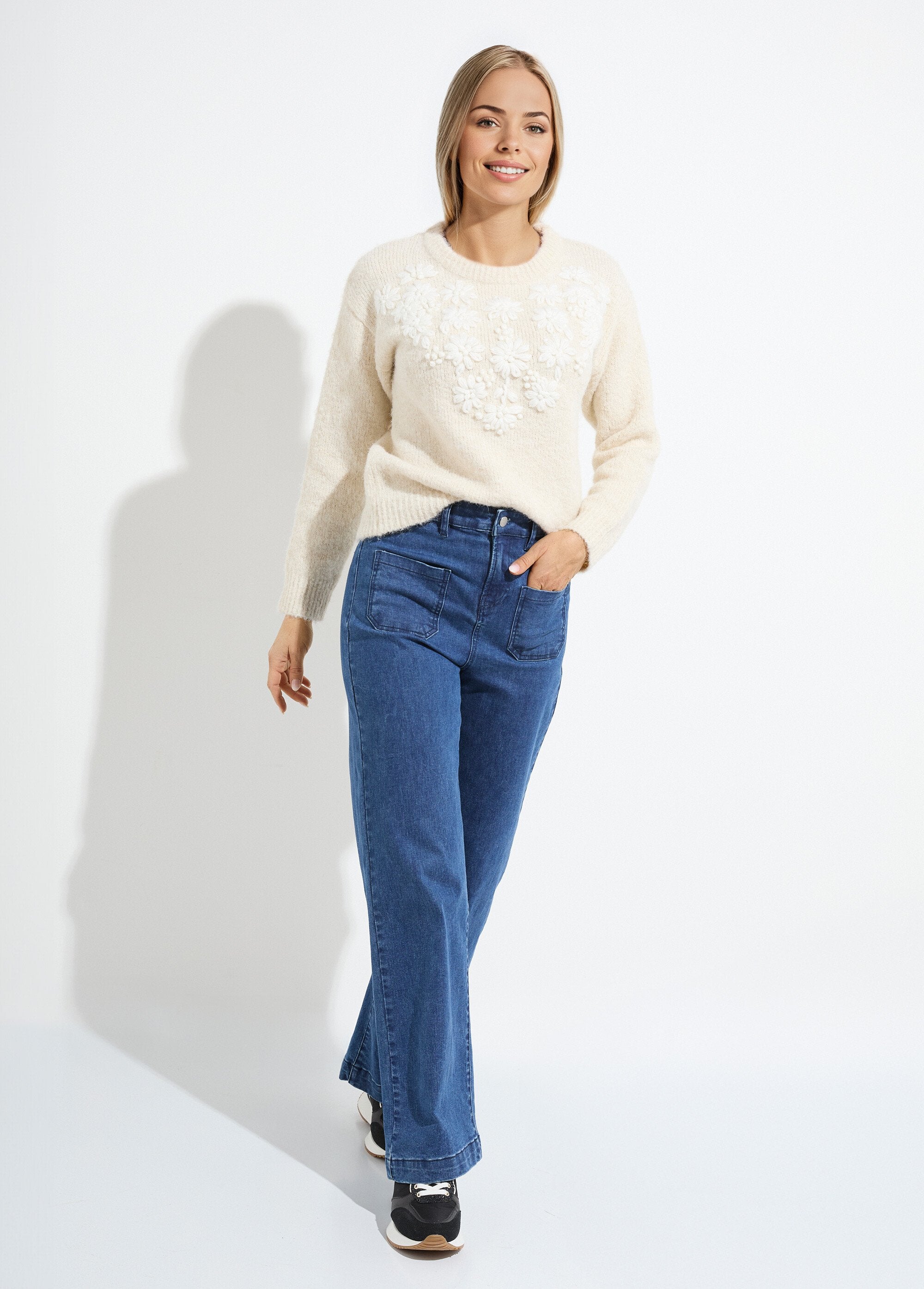 Zachte_trui_met_ronde_hals_en_geborduurde_bloemen_Beige_SF1_slim