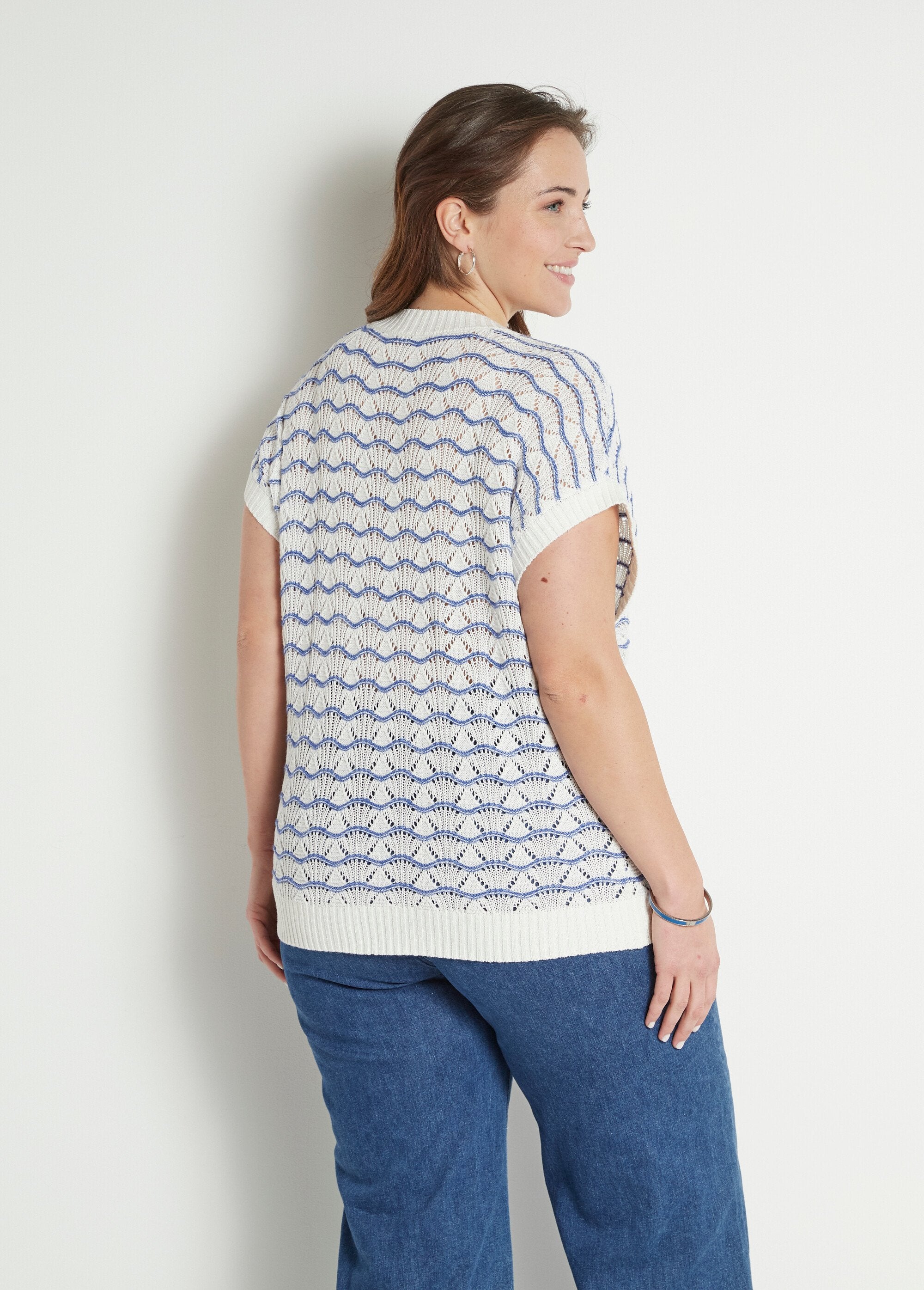 Tweekleurige_opengewerkte_V-hals_mouwloze_trui_Ecru_et_bleu_DO1_curvy