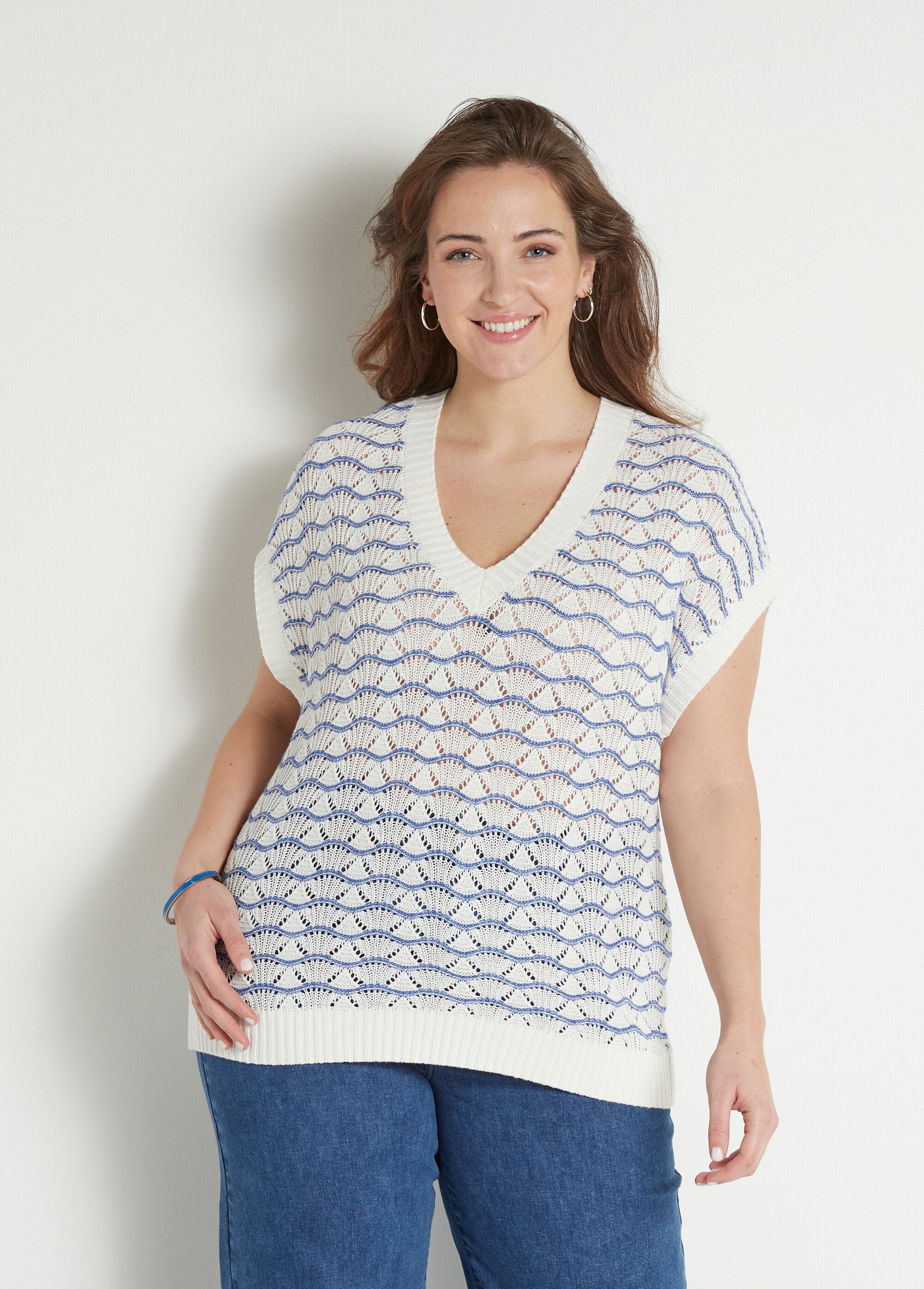 Tweekleurige_opengewerkte_V-hals_mouwloze_trui_Ecru_et_bleu_FA1_curvy