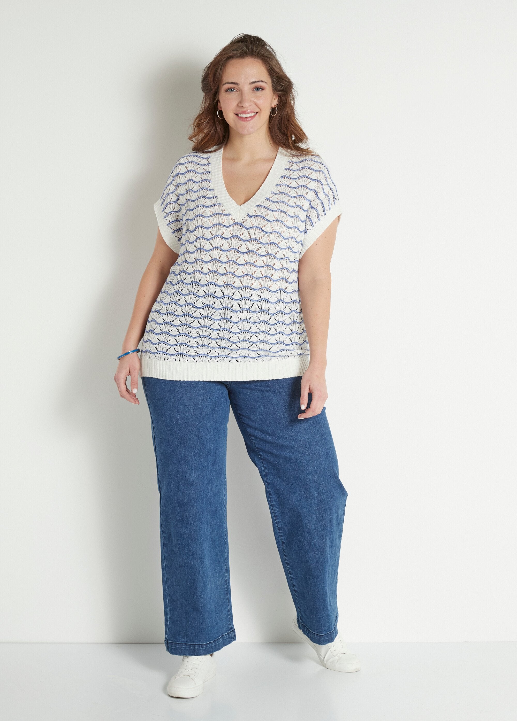 Tweekleurige_opengewerkte_V-hals_mouwloze_trui_Ecru_et_bleu_SF1_curvy