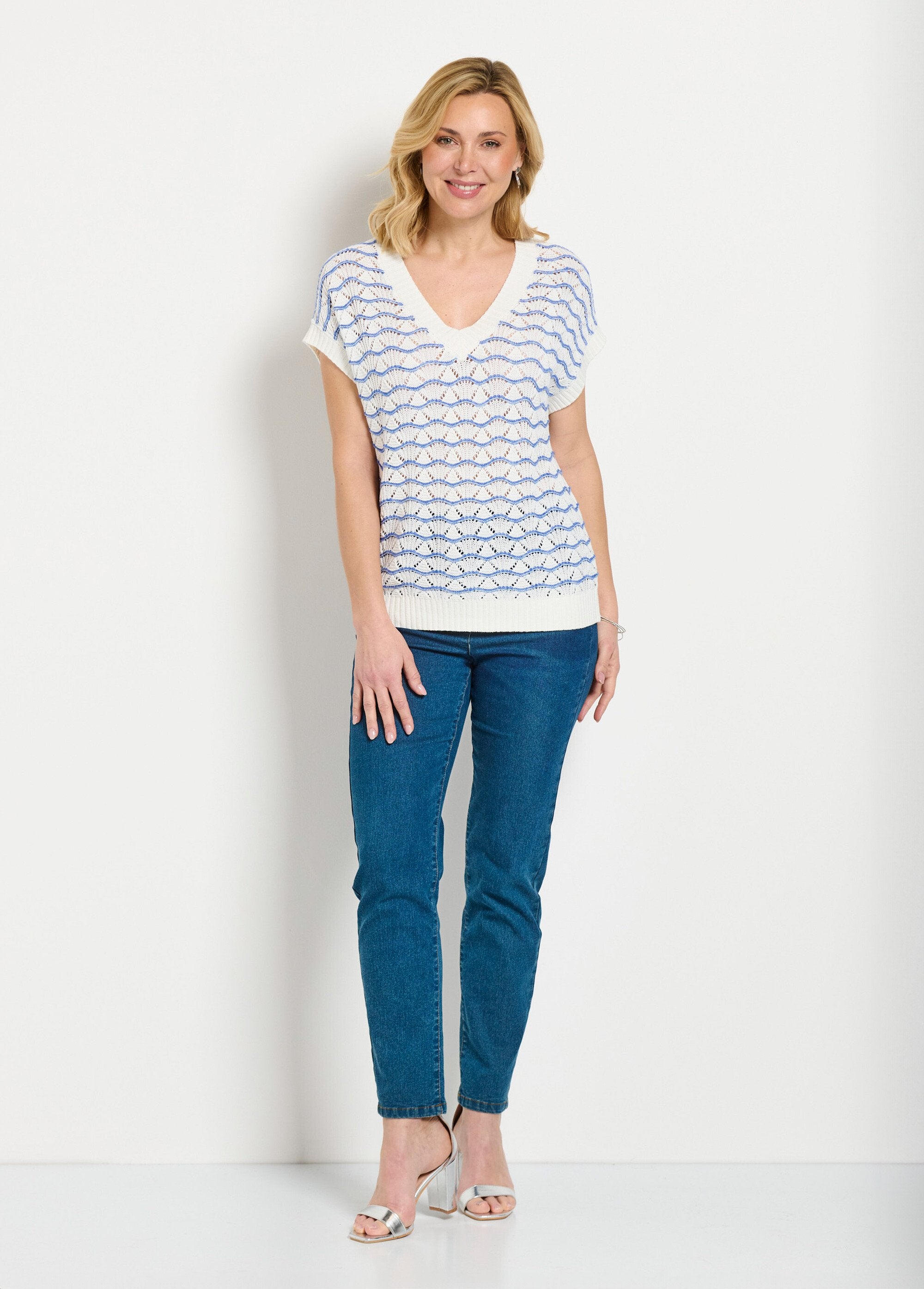 Tweekleurige_opengewerkte_V-hals_mouwloze_trui_Ecru_et_bleu_SF1_slim