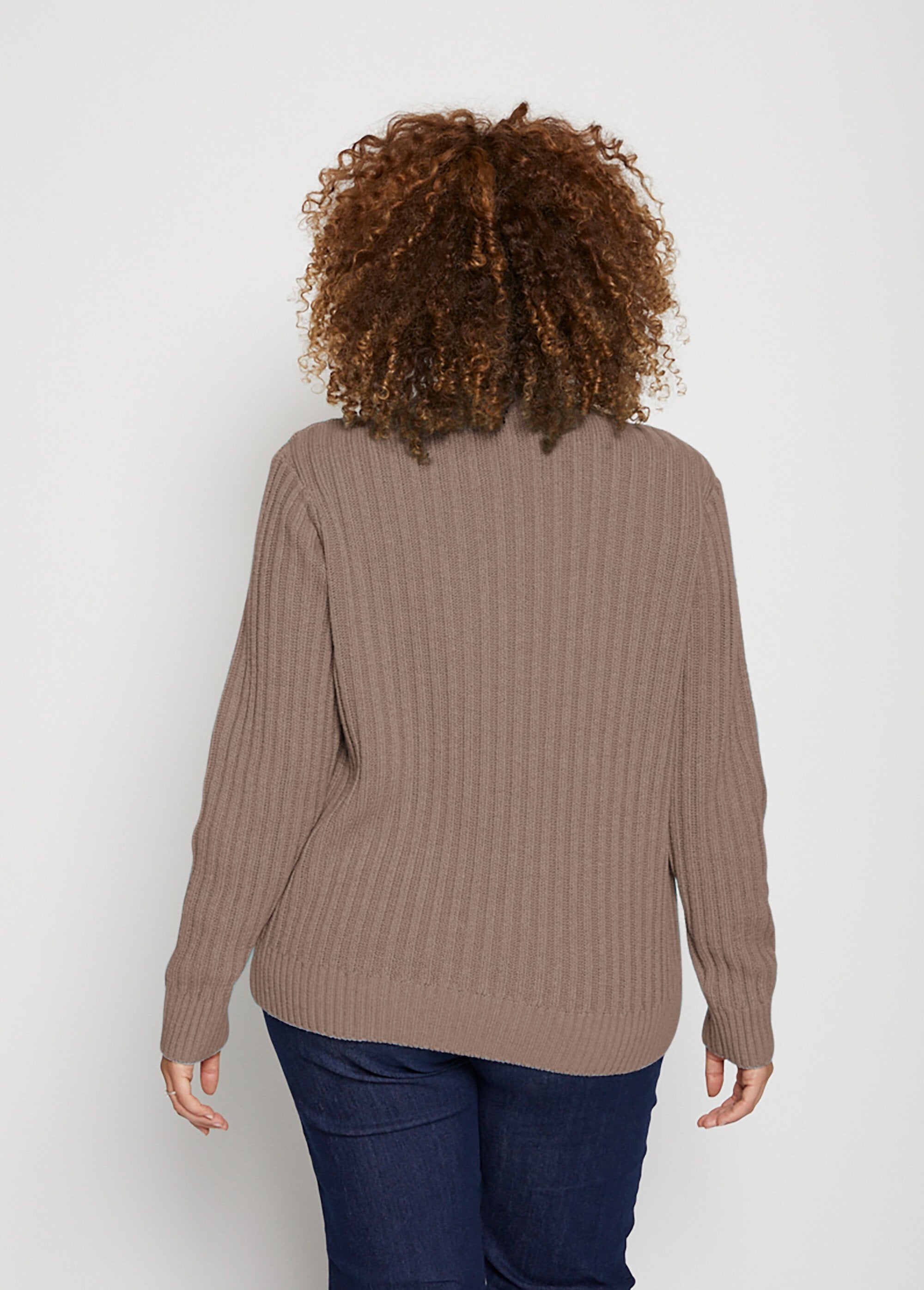 Pull_chaud_style_irlandais_col_montant_Taupe_DO1_curvy