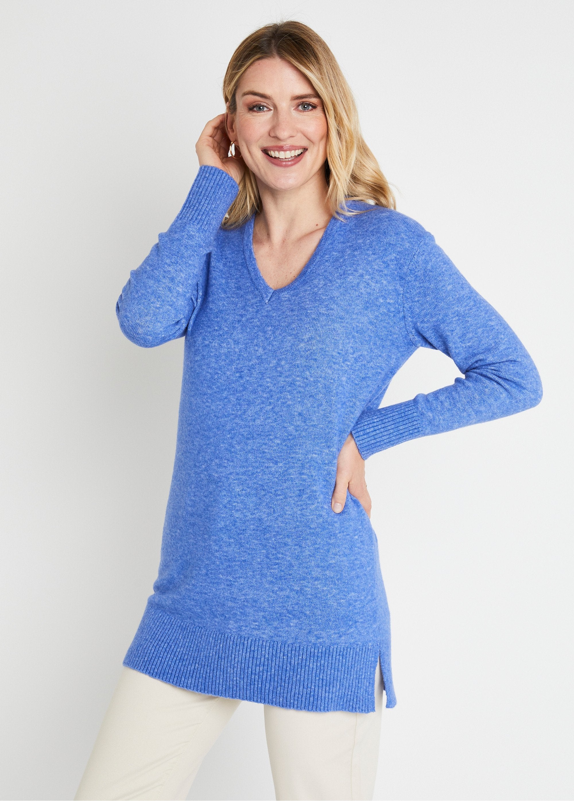 Lange_tuniek_van_gevlekte_wol_met_V-hals_Bleu_FA1_slim