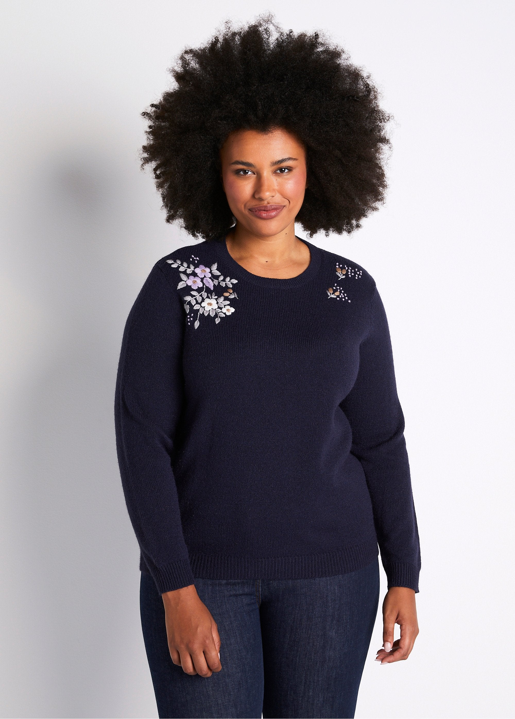 Pull_doux_uni_brodé_col_rond_manches_longues_Marine_FA1_curvy