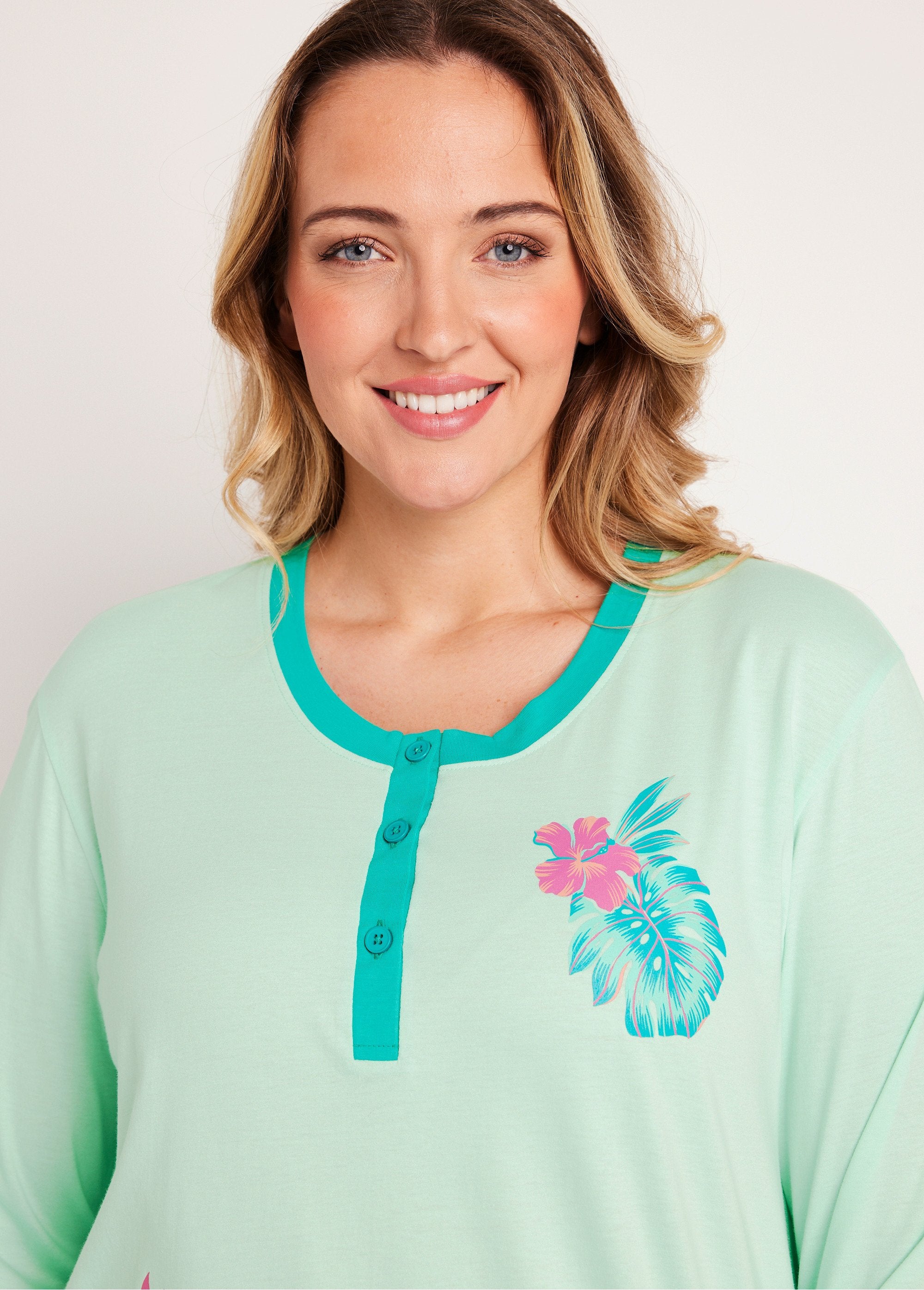 Buttoned_cotton_pajamas_with_exotic_pattern_Tropical_print_DE1_curvy