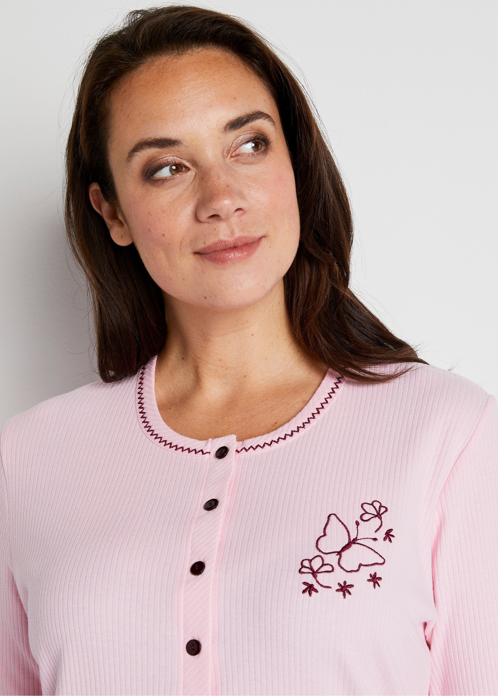 Embroidered_pajamas_Pink_DE1_curvy