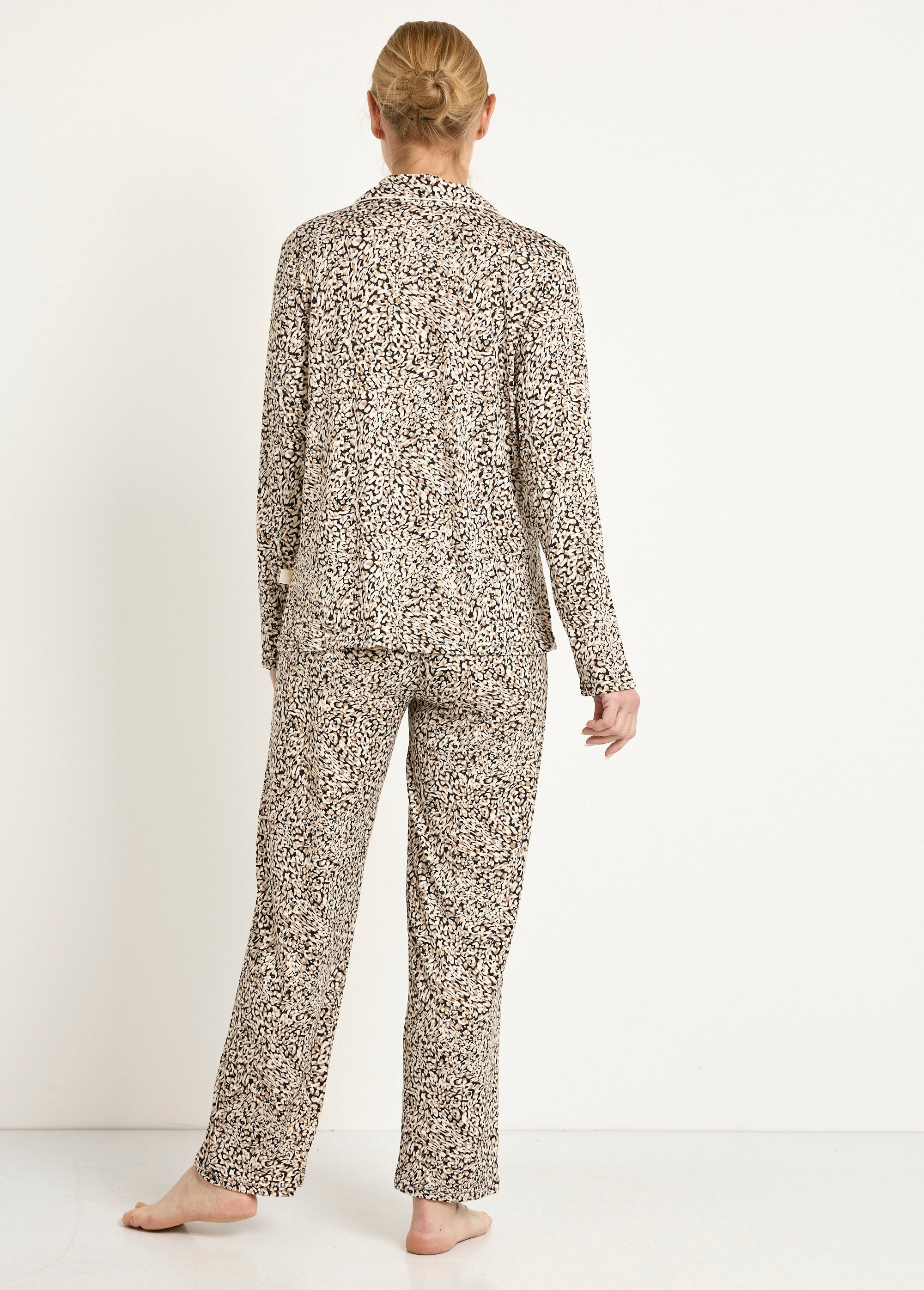 Pyjama_met_opstaande_kraag_en_lange_mouwen_Leopard_DO1_slim