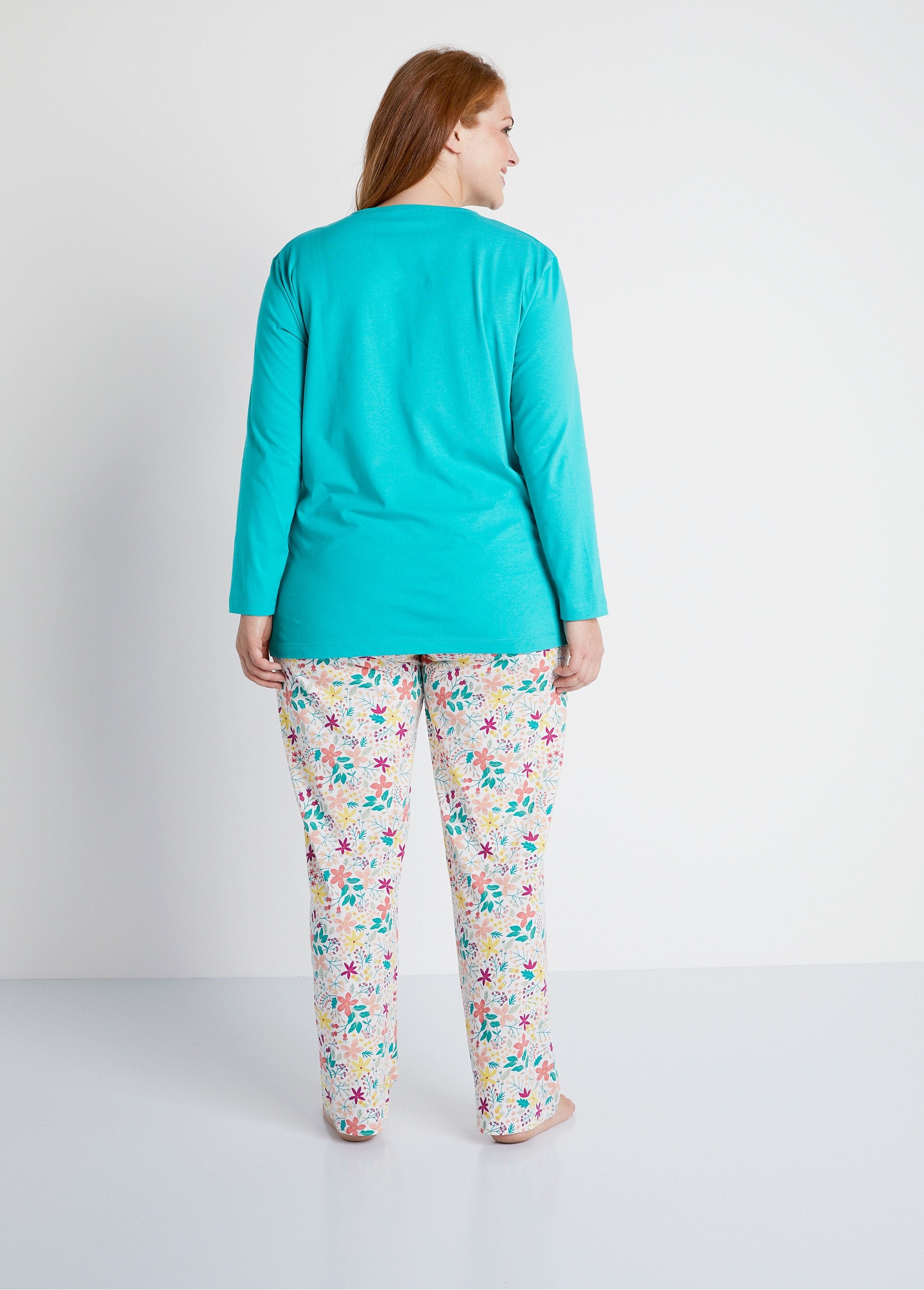 Katoenen_pyjama_met_bloemen_Eend_groen_DO1_curvy