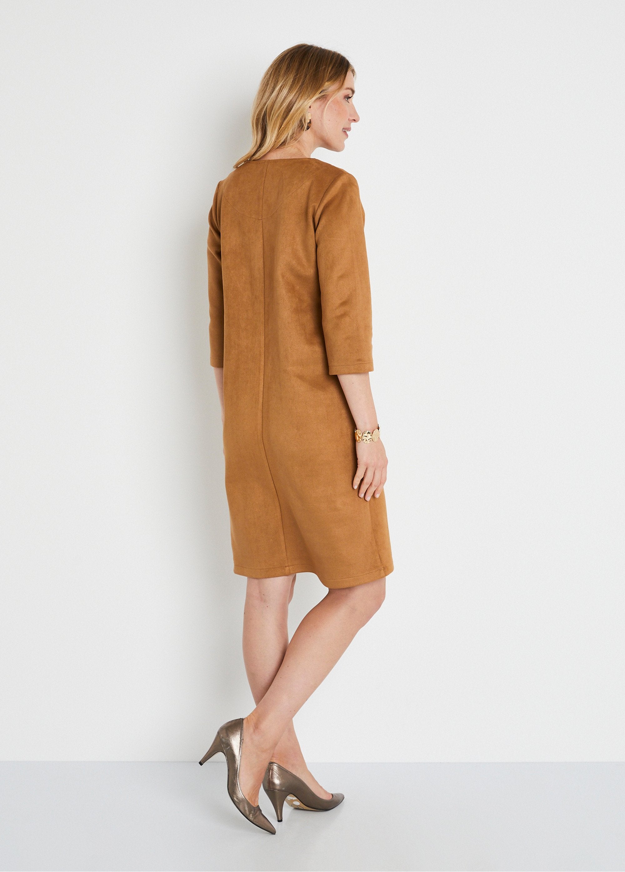 Korte_volle_jurk_in_effen_suède_Camel_DO1_slim