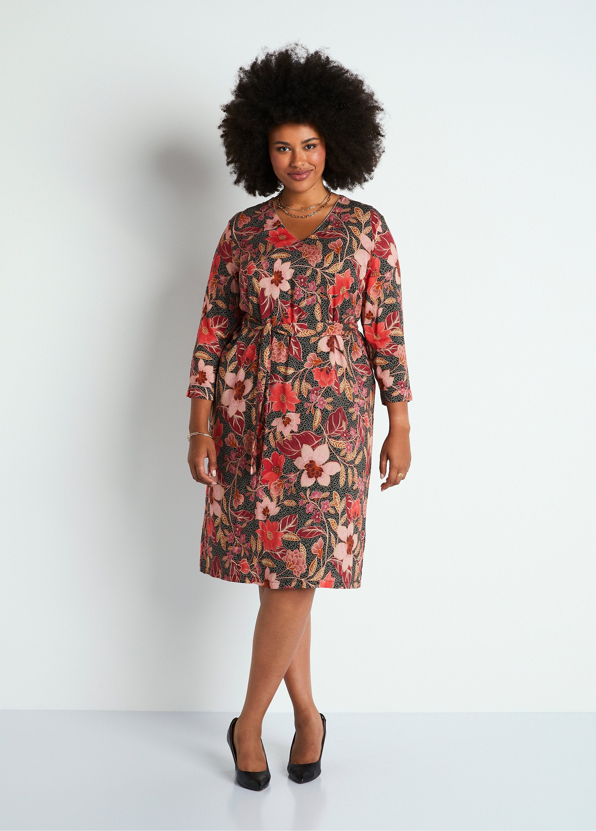 Vestido_curto_solto_com_estampa_floral_Estampa_coral_FA1_curvy