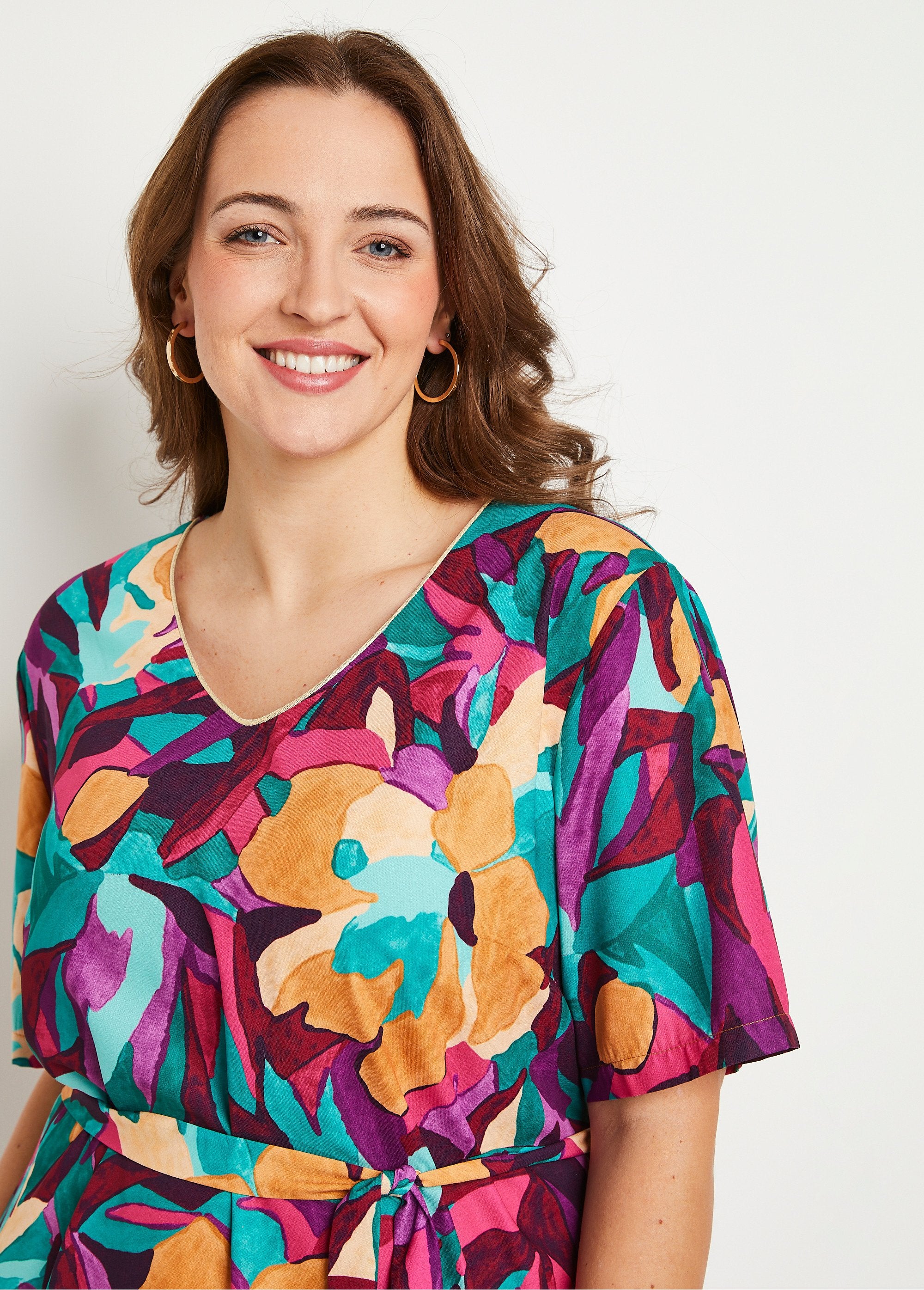 Losse_korte_jurk_met_bloemenprint_Paars_en_blauw_DE1_curvy