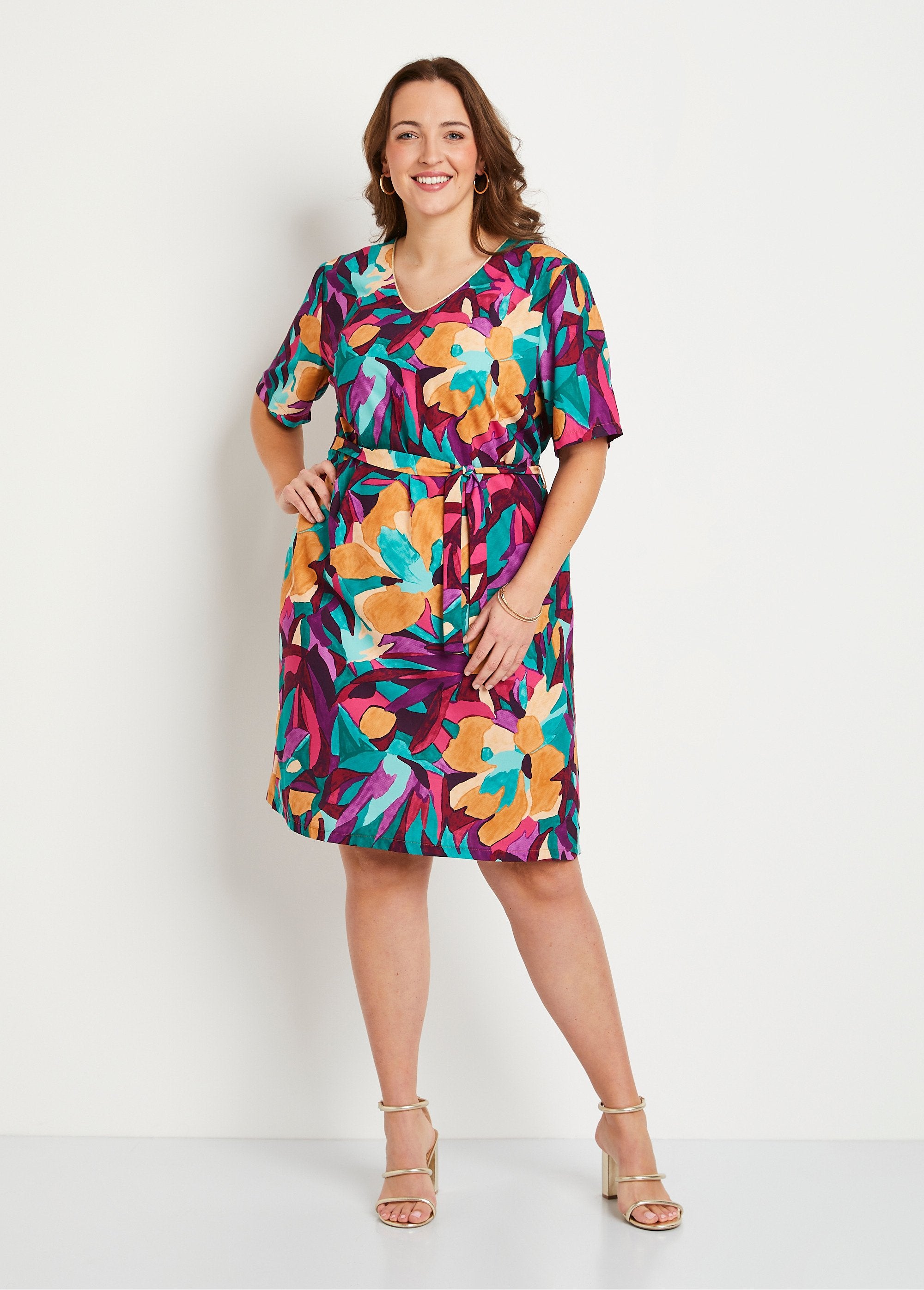 Losse_korte_jurk_met_bloemenprint_Paars_en_blauw_FA1_curvy