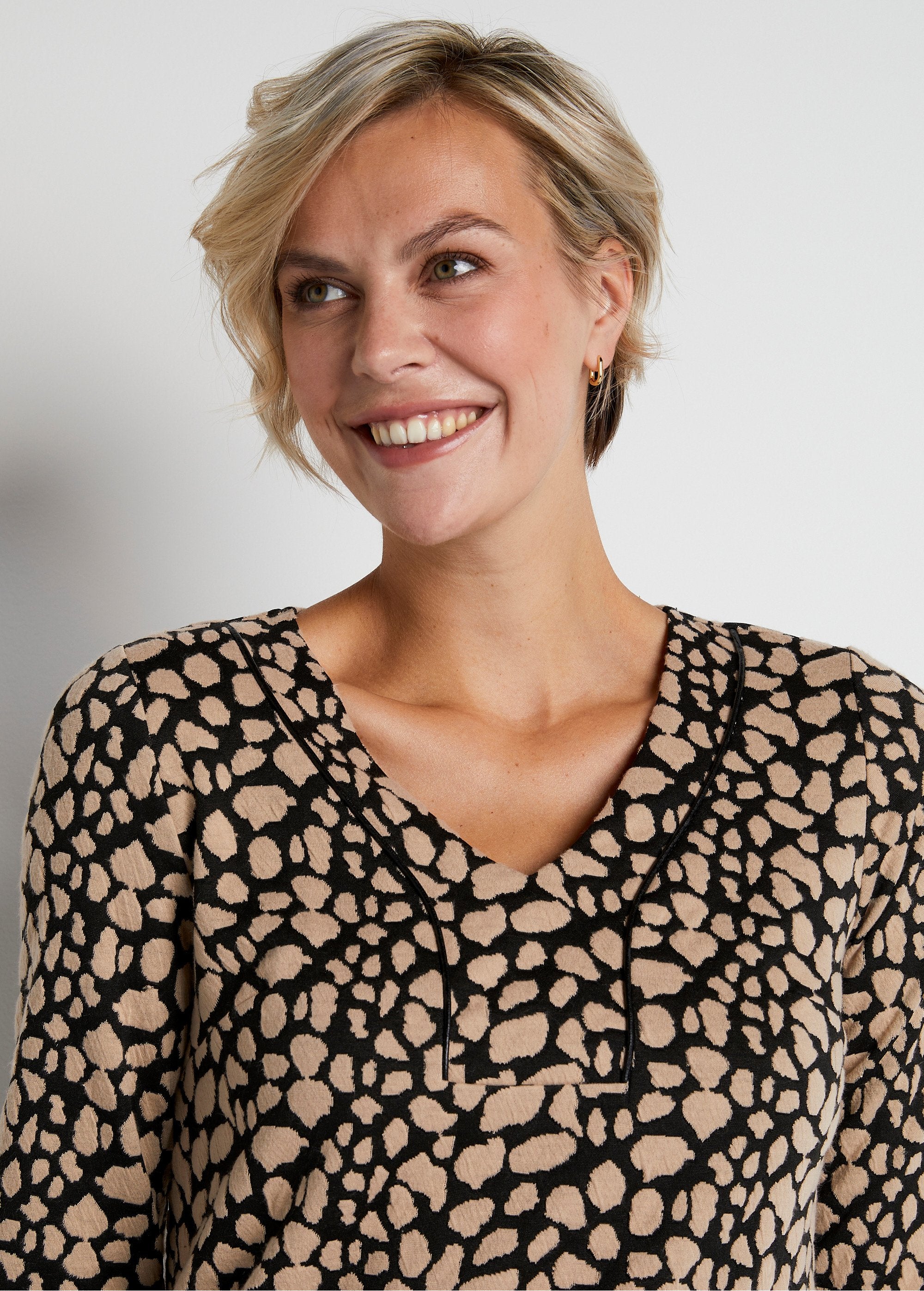 Robe_ample_courte_jacquard_bicolore_Noir_et_beige_DE1_slim