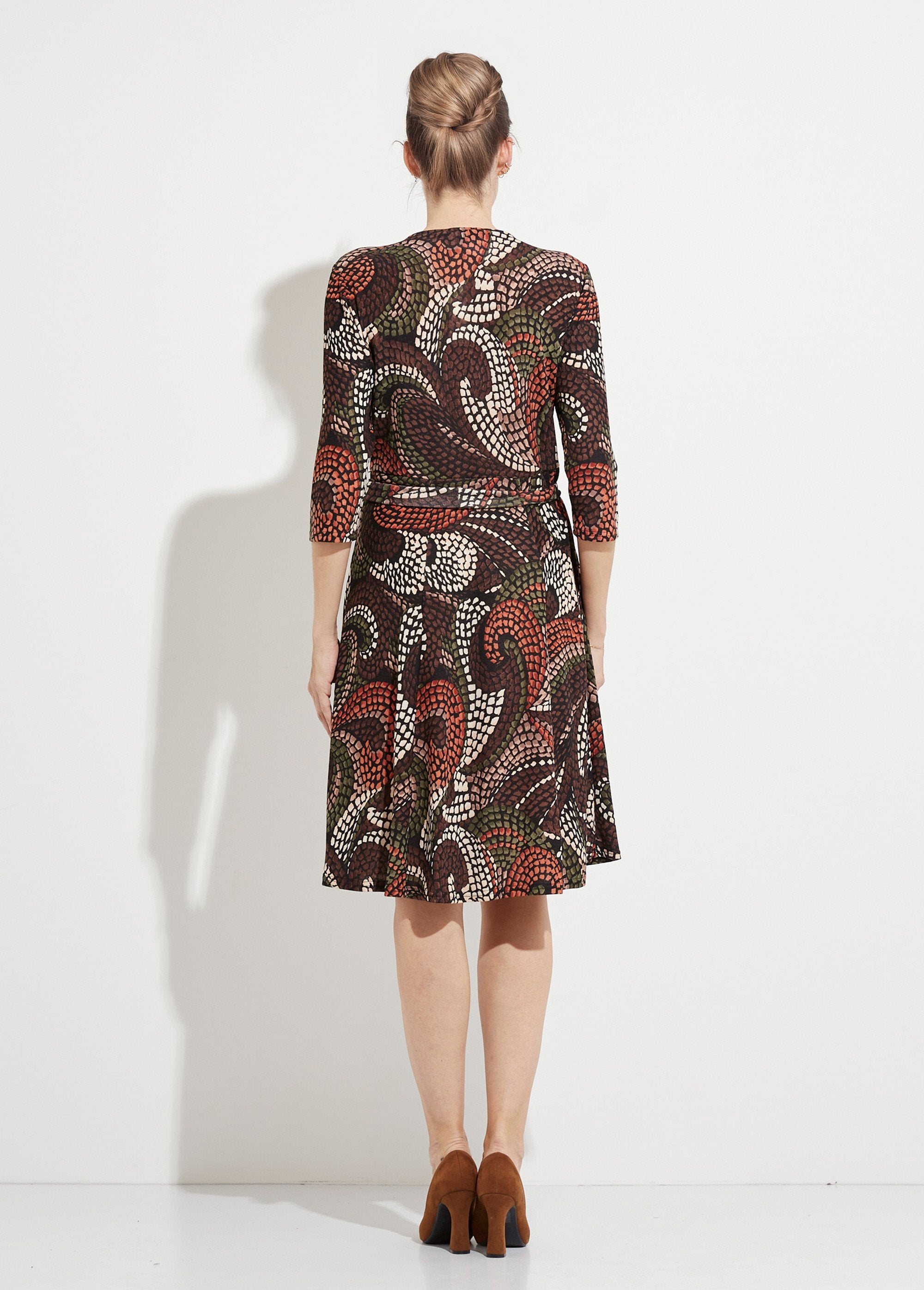 Robe_cache-coeur_courte_évasée_graphique_Marron_et_beige_DO1_slim