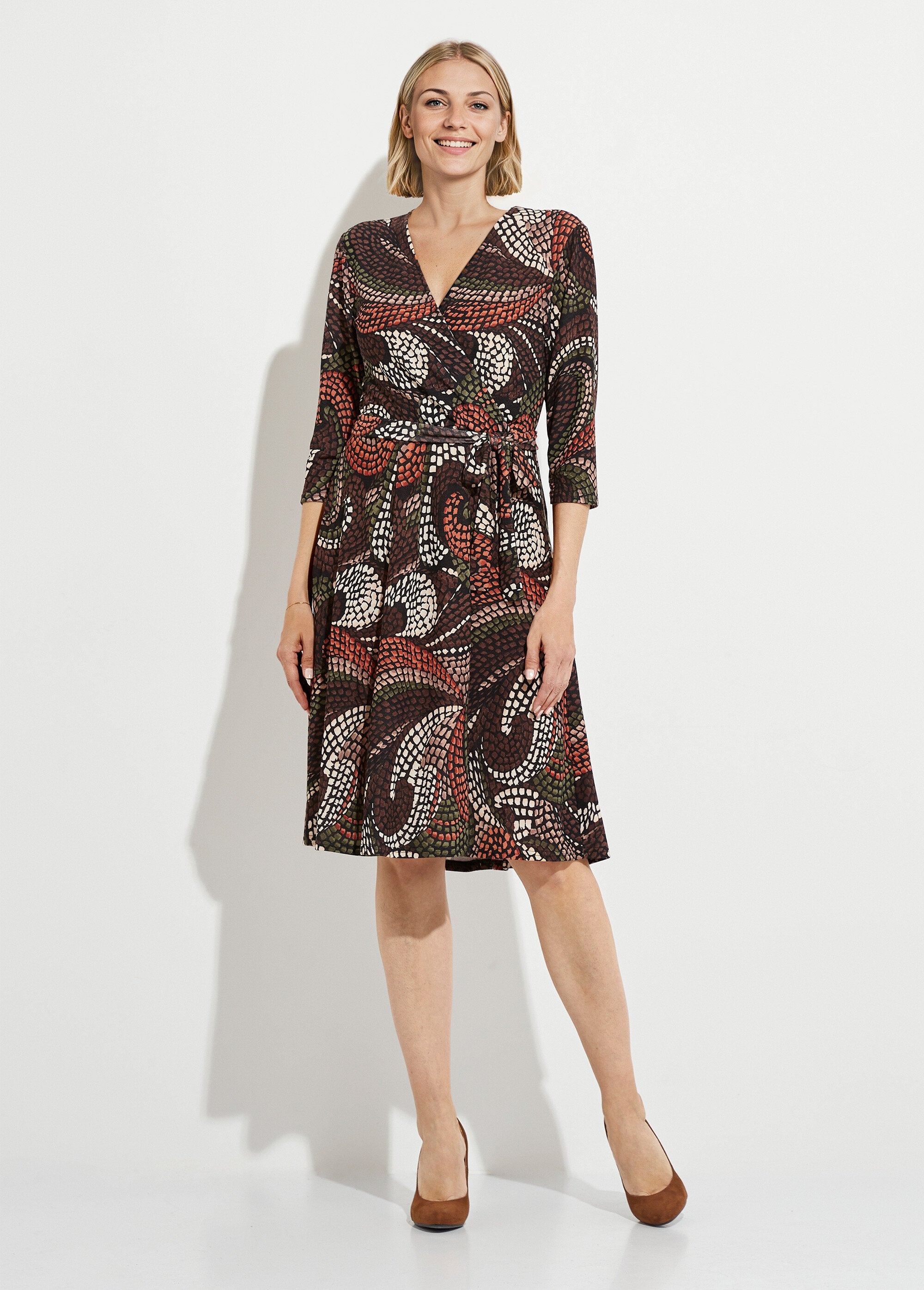 Robe_cache-coeur_courte_évasée_graphique_Marron_et_beige_FA1_slim